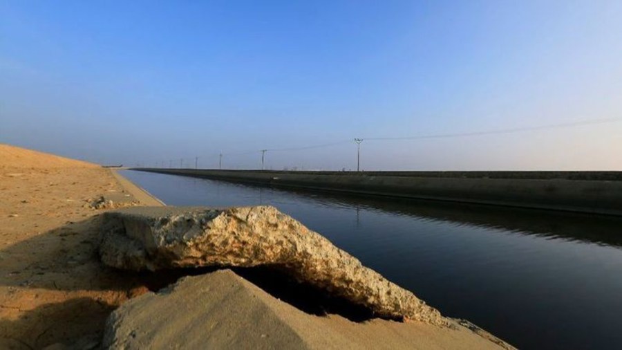 Buckled concrete sits along the Delta Mendota Canal on Jan. 13, 2015, near Los Banos. The ground is sinking due to overpumping groundwater in the San Joaquin Valley. (Credit: Brian van der Brug / Los Angeles Times)