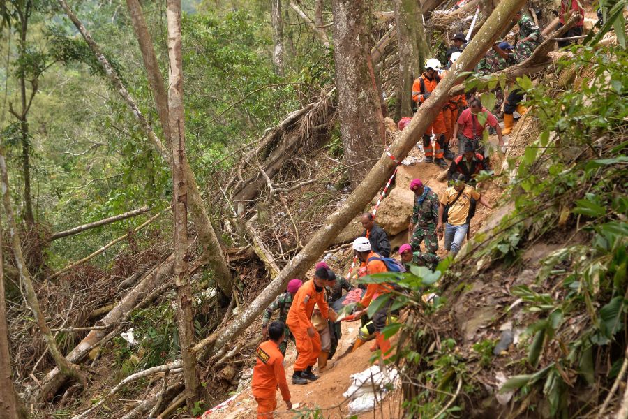 Members of an Indonesian search and rescue team carry a survivor after a mine collapsed in Bolaang Mongondow, North Sulawesi on February 28, 2019. (Credit: UNGKE PEPOTOH/AFP/Getty Images)