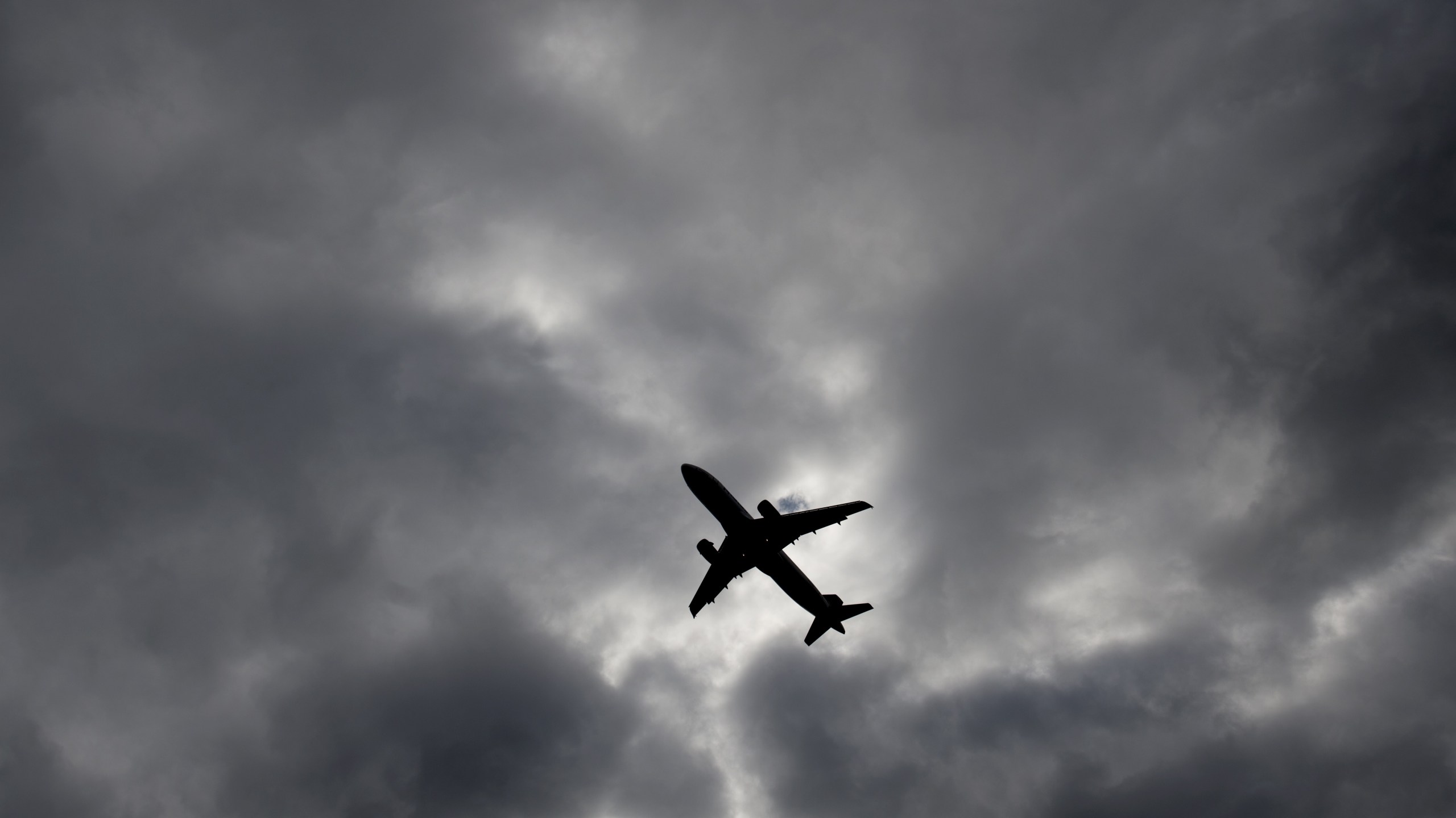 An Airbus A320 airplane is seen over Arlington, Virginia, on Sep. 23, 2013. (Credit: Saul Loeb/AFP/Getty Images)