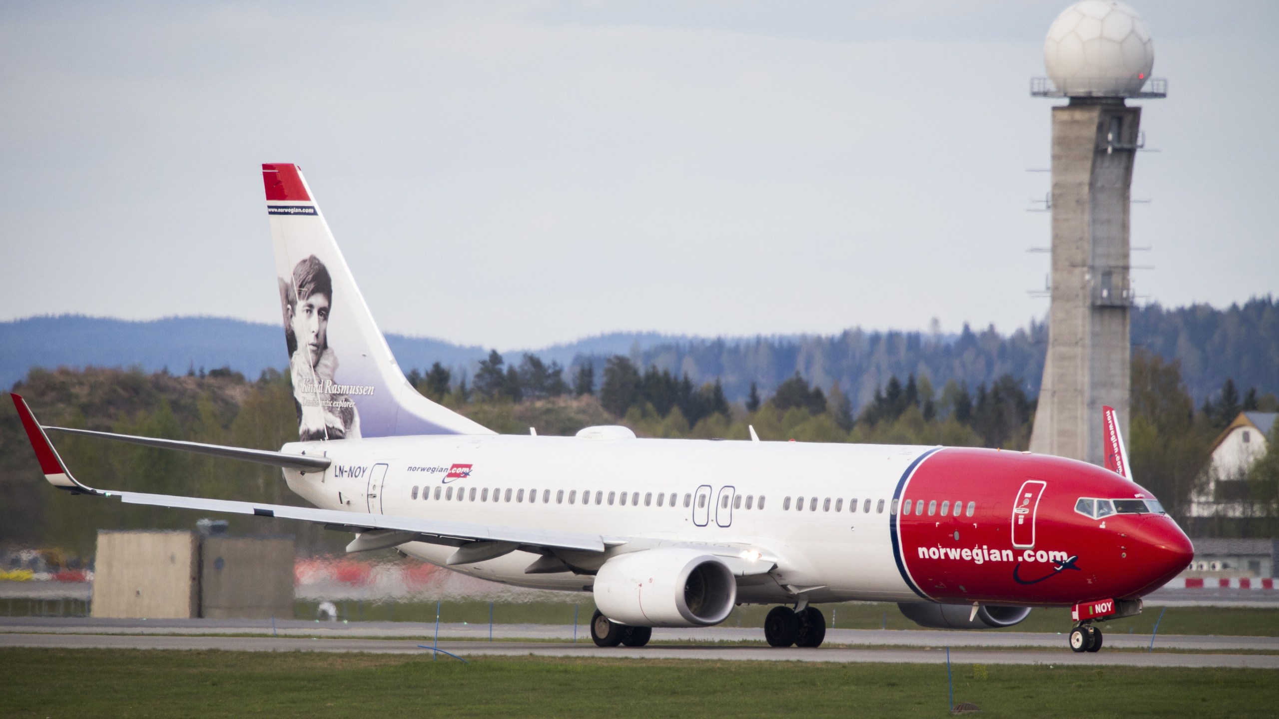 Picture taken on May 2, 2014 shows a Boeing 737-33S operated by Norwegian Air Shuttle on the tarmac at the Oslo Airport Gardemoen. (Credit: AAS, ERLEND/AFP/Getty Images)