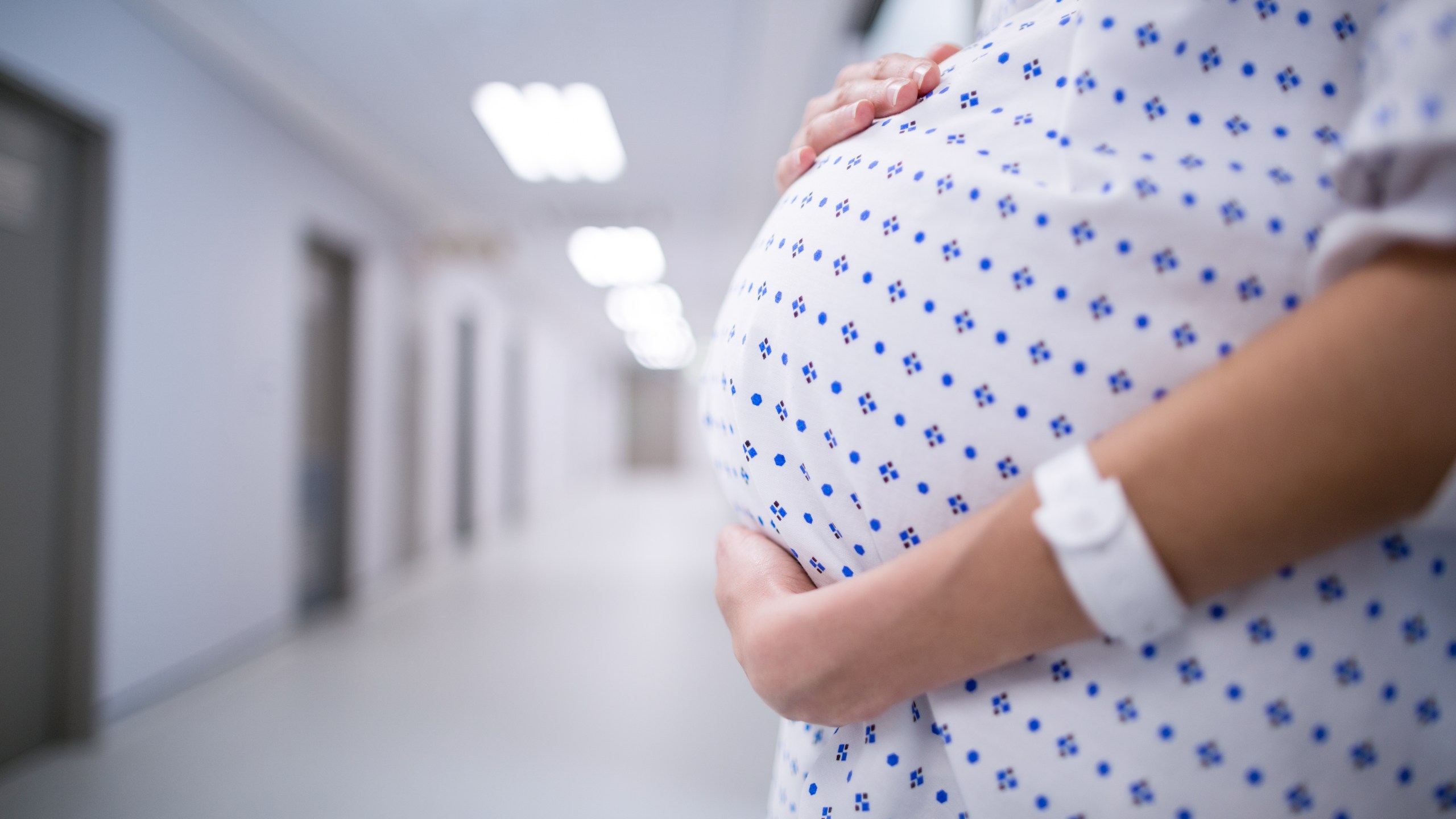 A pregnant woman stands in a hospital in this file photo. (Credit: Getty Images)