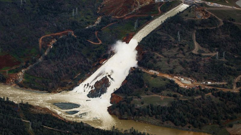 In February 2017, water can be seen flowing out of the Oroville Dam's main spillway. (Credit: Marcus Yam/ Los Angeles Times)