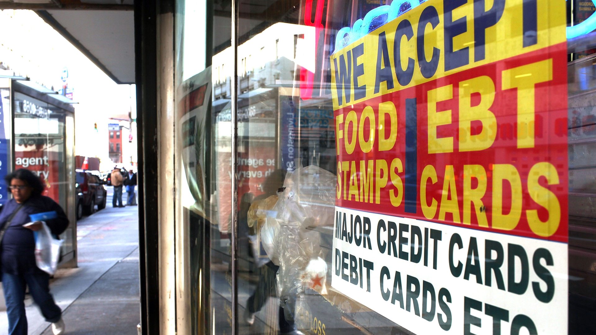 A sign in a market window advertises the acceptance of food stamps on October 7, 2010 in New York City. (Credit: Spencer Platt/Getty Images)