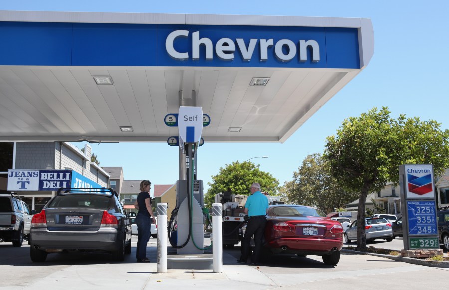 Customers pump gas into their cars at a Chevron gas station on Aug. 13, 2010 in San Rafael, California. (Credit: Justin Sullivan/Getty Images)