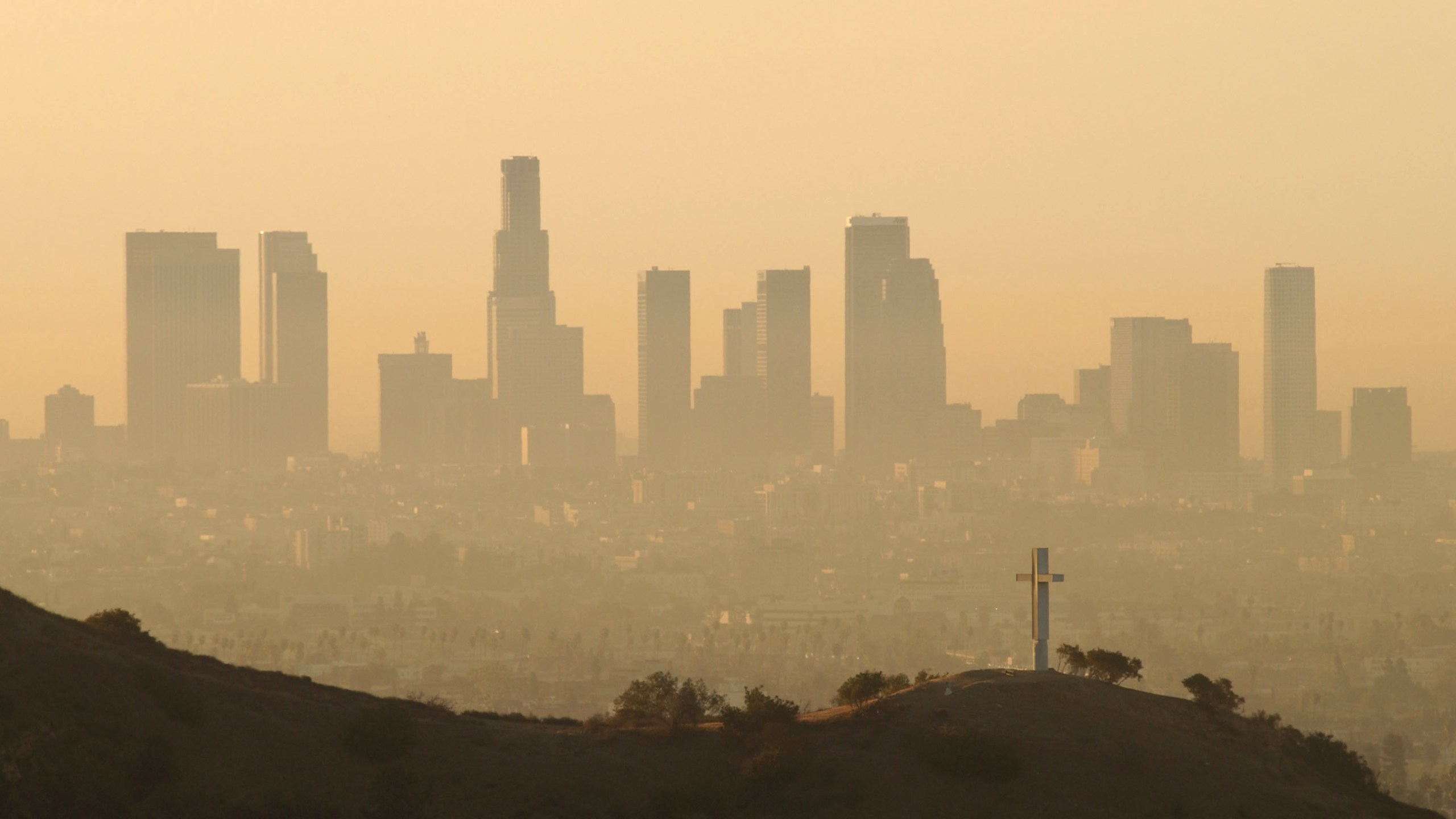 Downtown highrise buildings are shown cloaked in dirty air shortly after sunrise September 11, 2002 in Los Angeles. (Credit: David McNew/Getty Images)