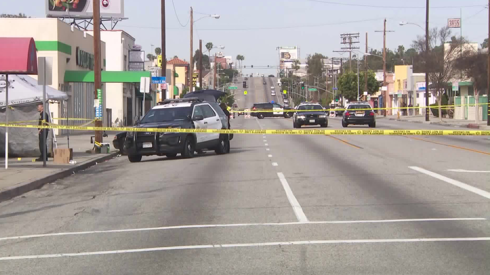 Los Angeles County sheriff's deputies investigate a fatal stabbing in the 3800 block of West Slauson Avenue on April 1, 2019. (Credit: KTLA)