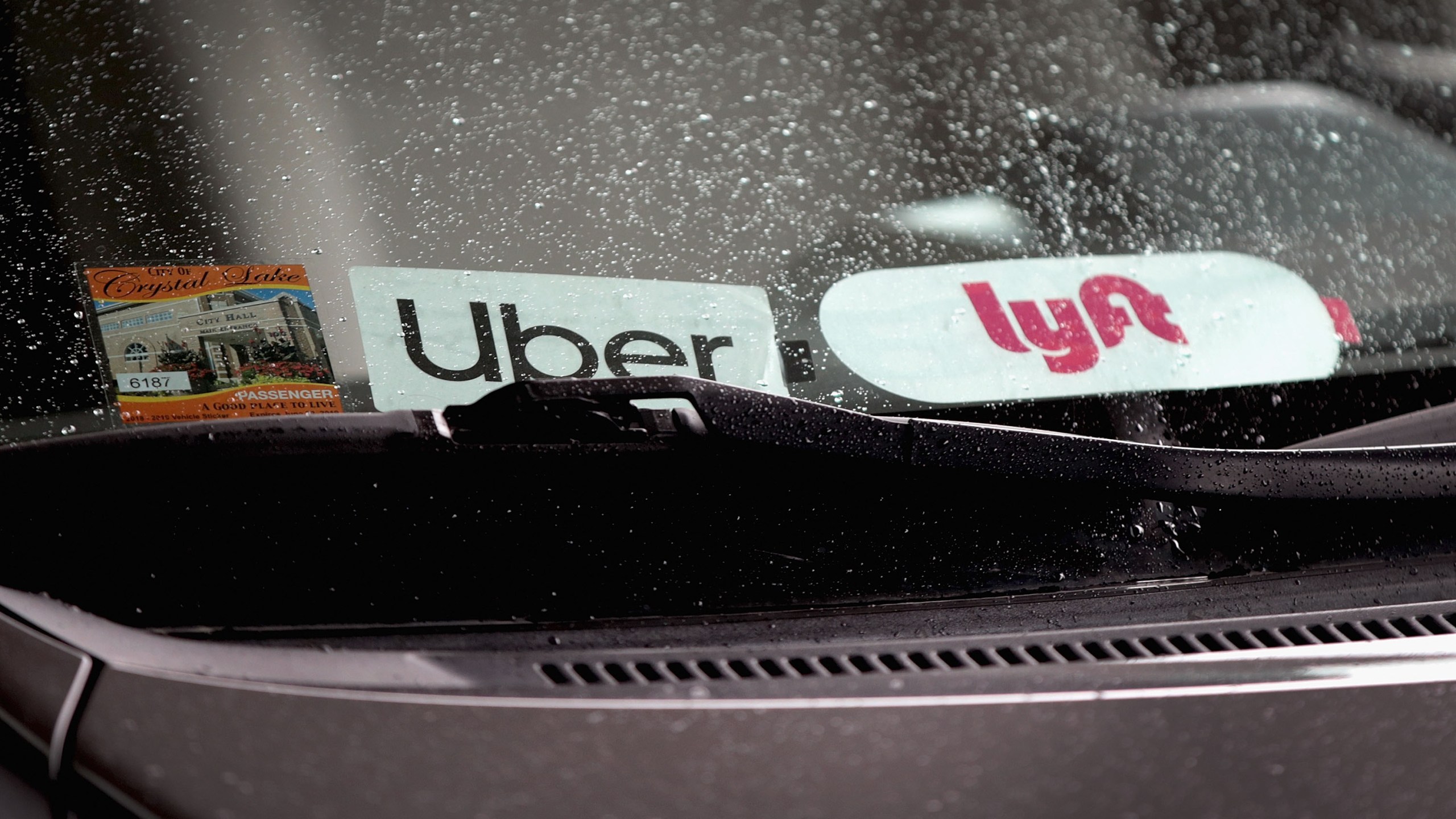 A ride-hailing app driver picks up passengers at O'Hare Airport in Chicago on April 10, 2019. (Credit: Scott Olson / Getty Images)