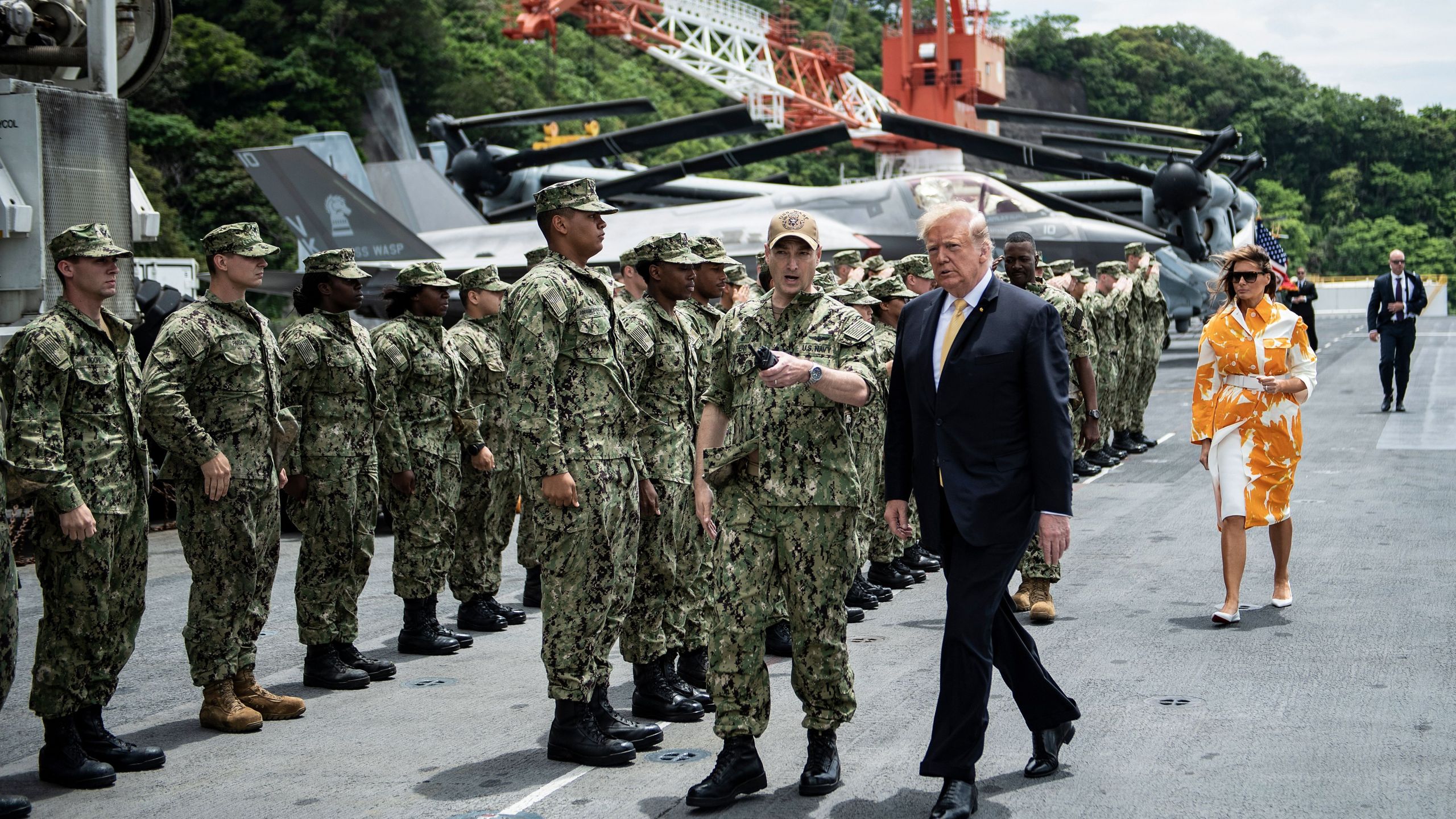 Donald Trump and Melania arrive aboard the amphibious assault ship USS Wasp (LHD 1) to participate in a Memorial Day event in Yokosuka on May 28, 2019. (Credit: BRENDAN SMIALOWSKI/AFP/Getty Images)