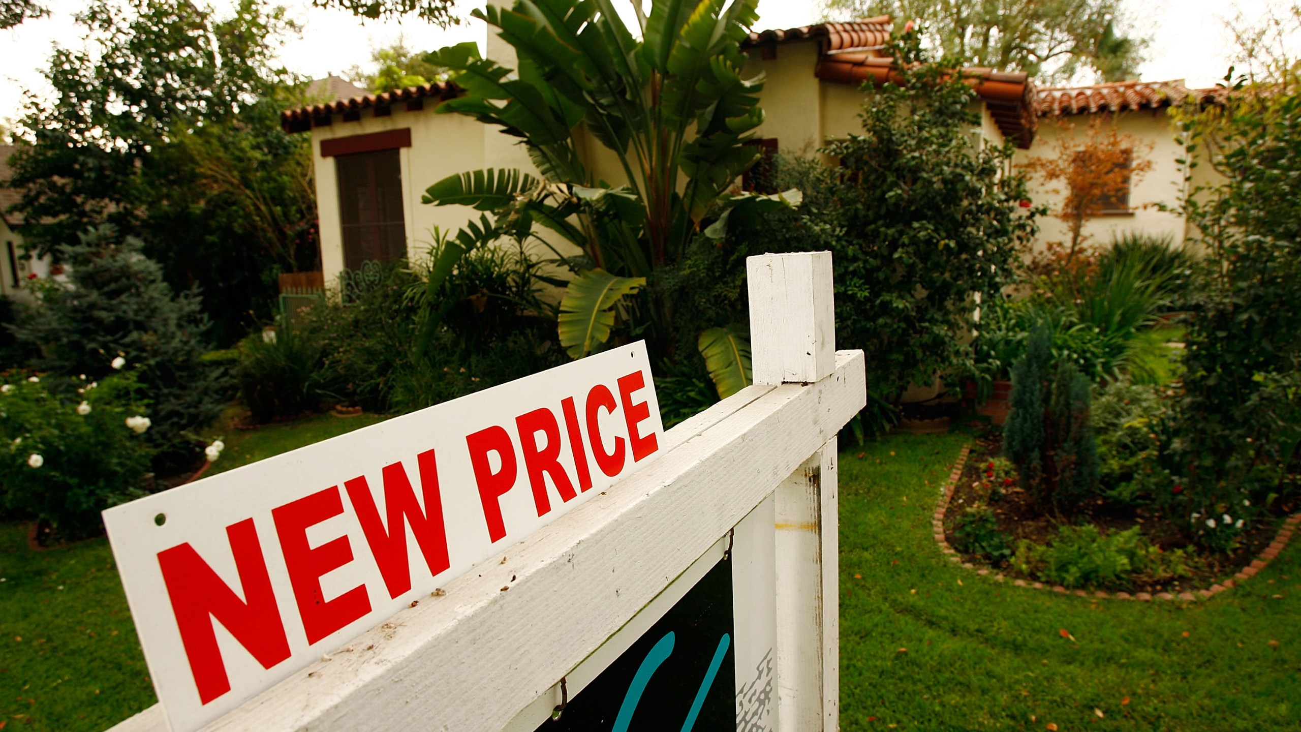 A new price sign sits in front of a house on Nov. 27, 2007 in Glendale. (Credit: David McNew/Getty Images)