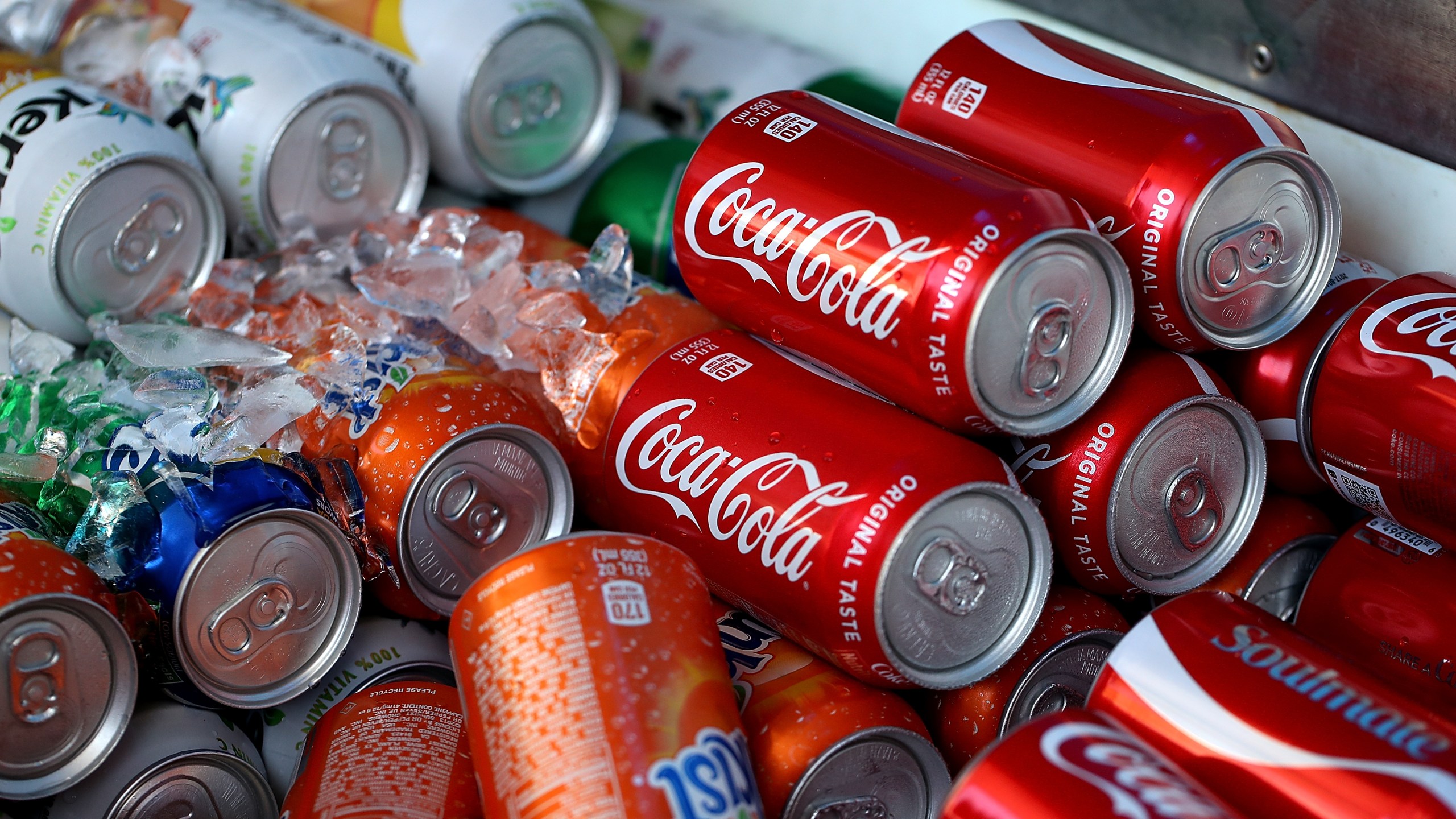 Cans of soda are displayed in a cooler in San Francisco on June 29, 2018. (Credit: Justin Sullivan / Getty Images)