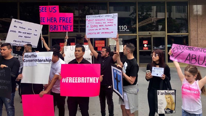 Fans of Britney Spears fans gather outside the Stanley Mosk Courthouse in Los Angeles on May 10, 2019. (Credit: Laura Newberry / Los Angeles Times)