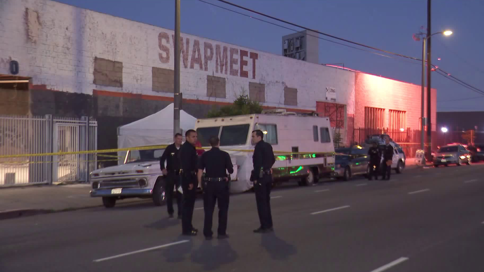 Police investigate a fatal shooting along Vermont Avenue in South Los Angeles on May 28, 2019. (Credit: KTLA)