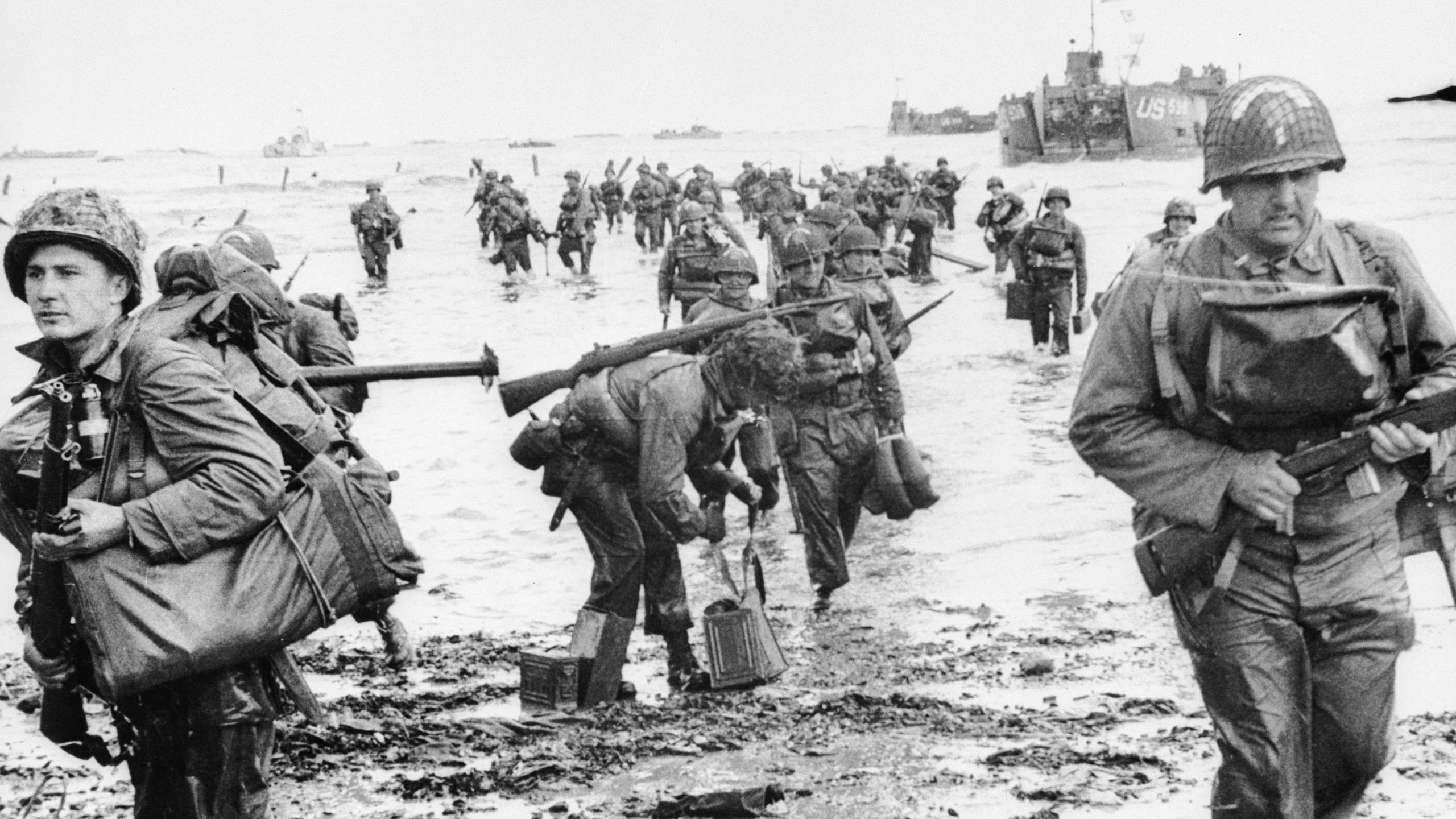 US troops landing on Omaha beach during the Normandy landings. (Credit: Keystone/Hulton Archive/Getty)