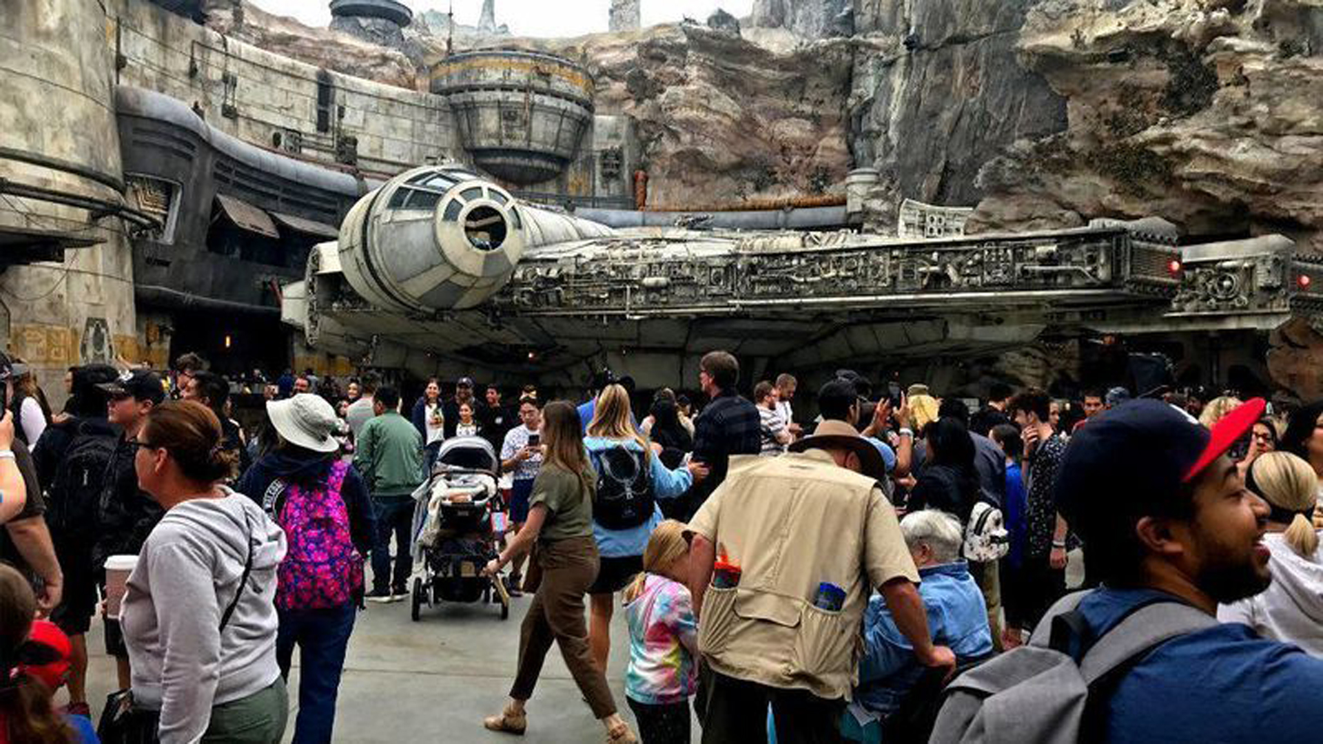 Opening day crowds at Star Wars: Galaxy's Edge in May. (Credit: Hugo Martin / Los Angeles Times)