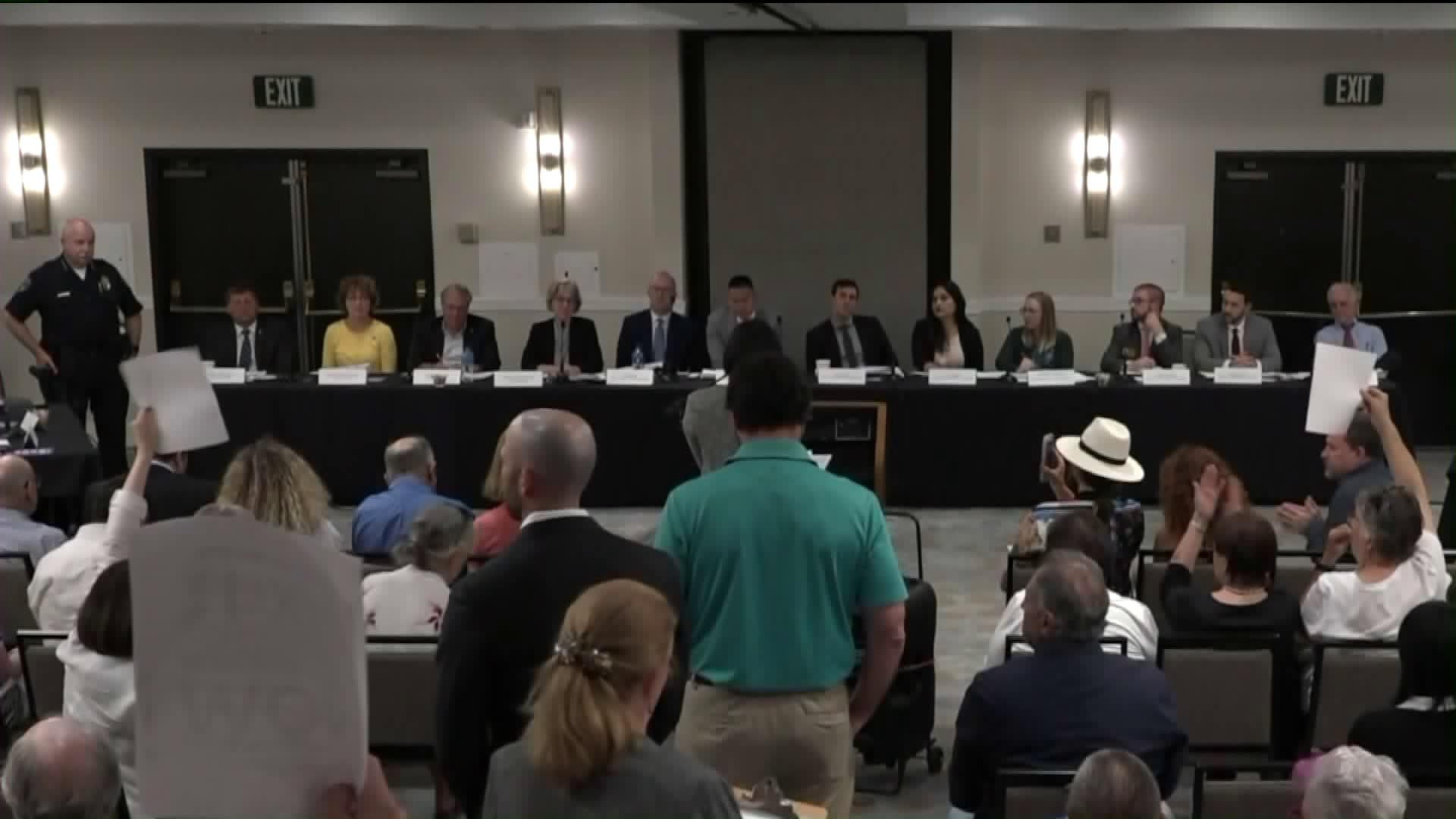 Burbank residents discuss noise issues at Bob Hope Airport with FAA officials at a meeting on Aug. 28, 2019. (Credit: KTLA)