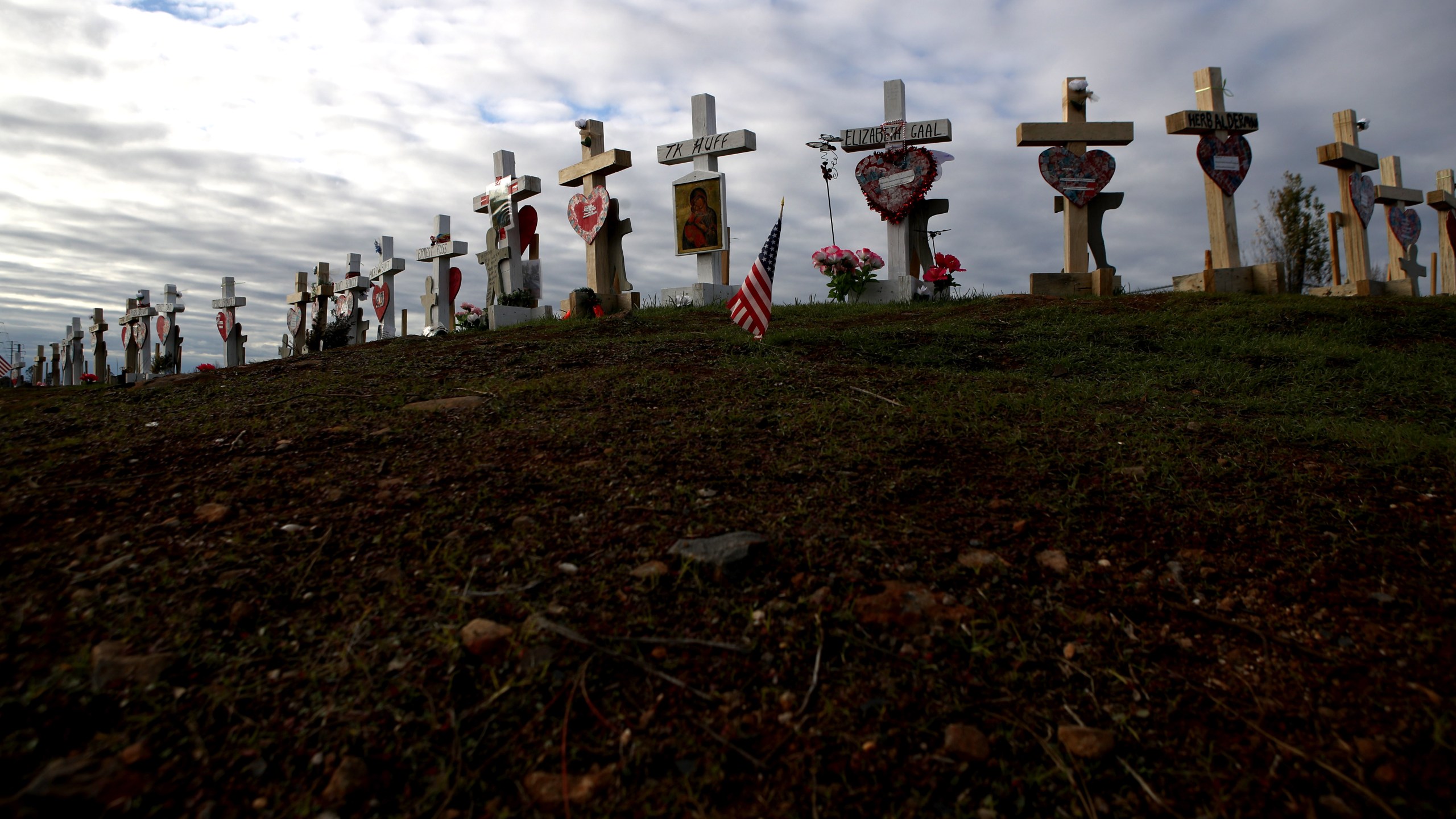 A memorial of wooden crosses line the side of a road in Paradise on Feb. 11, 2019, in honor of those who lost their lives during the Camp Fire. (Credit: Justin Sullivan / Getty Images)