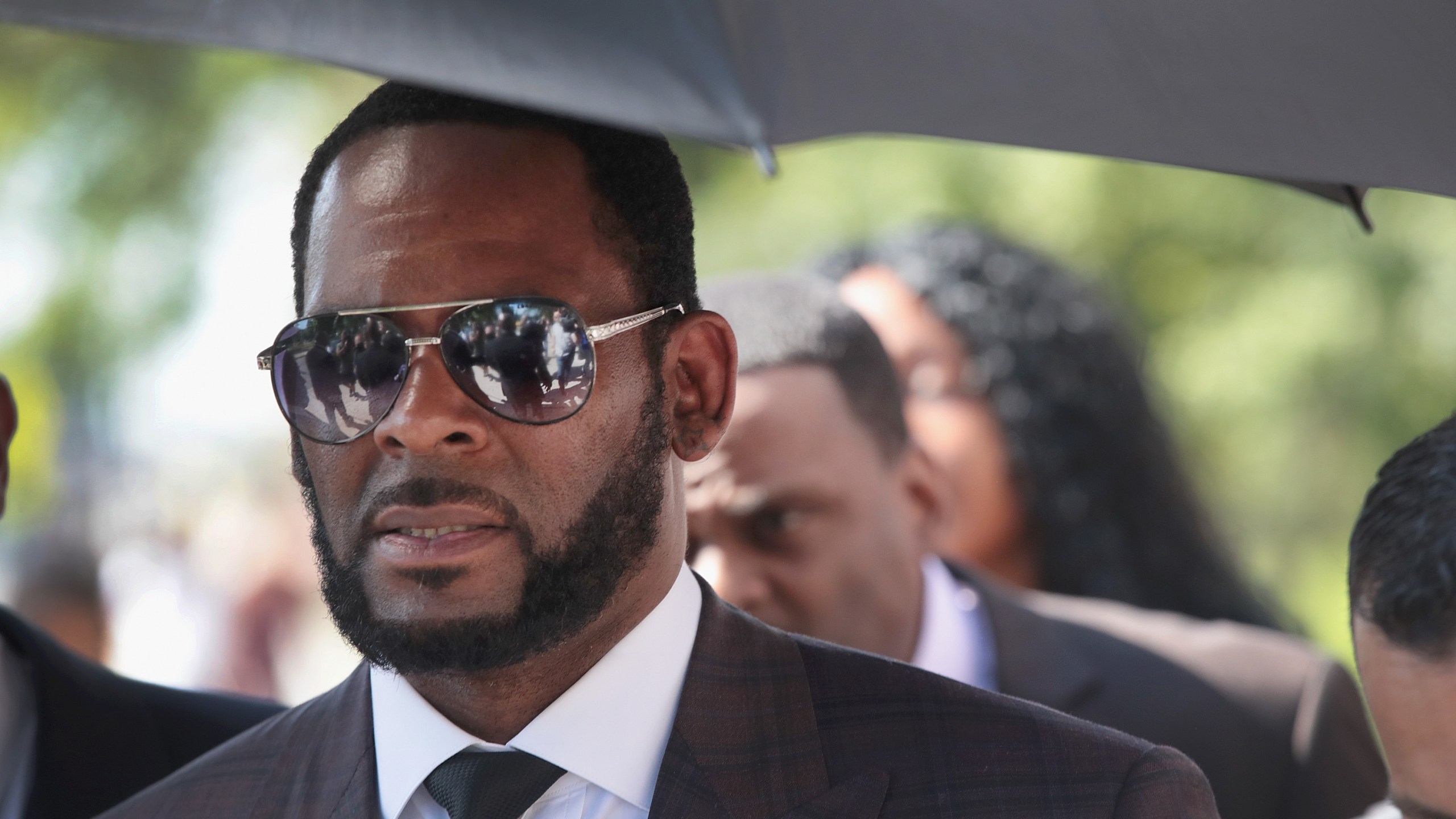 Singer R. Kelly leaves the Leighton Criminal Courts Building in Chicago following a hearing on June 26, 2019. (Credit: Scott Olson/Getty Images)