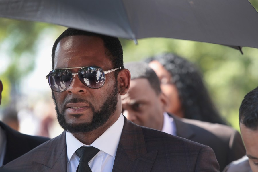 Singer R. Kelly leaves the Leighton Criminal Courts Building in Chicago following a hearing on June 26, 2019. (Credit: Scott Olson/Getty Images)