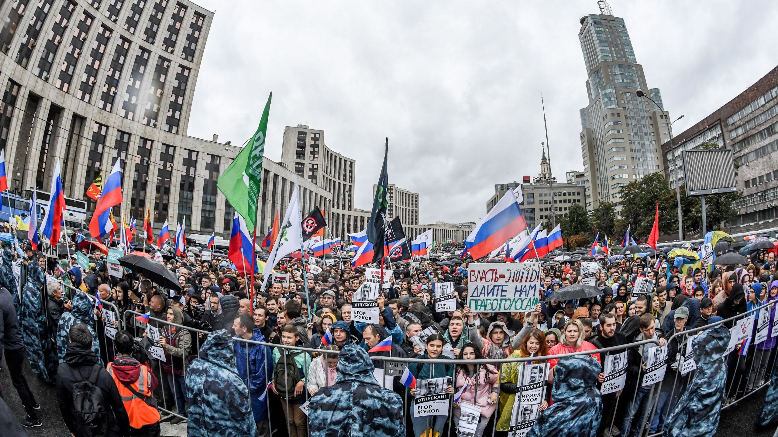 Protesters attend a rally in central Moscow on August 10, 2019 after mass police detentions. (Credit: YURI KADOBNOV/AFP/Getty Images)