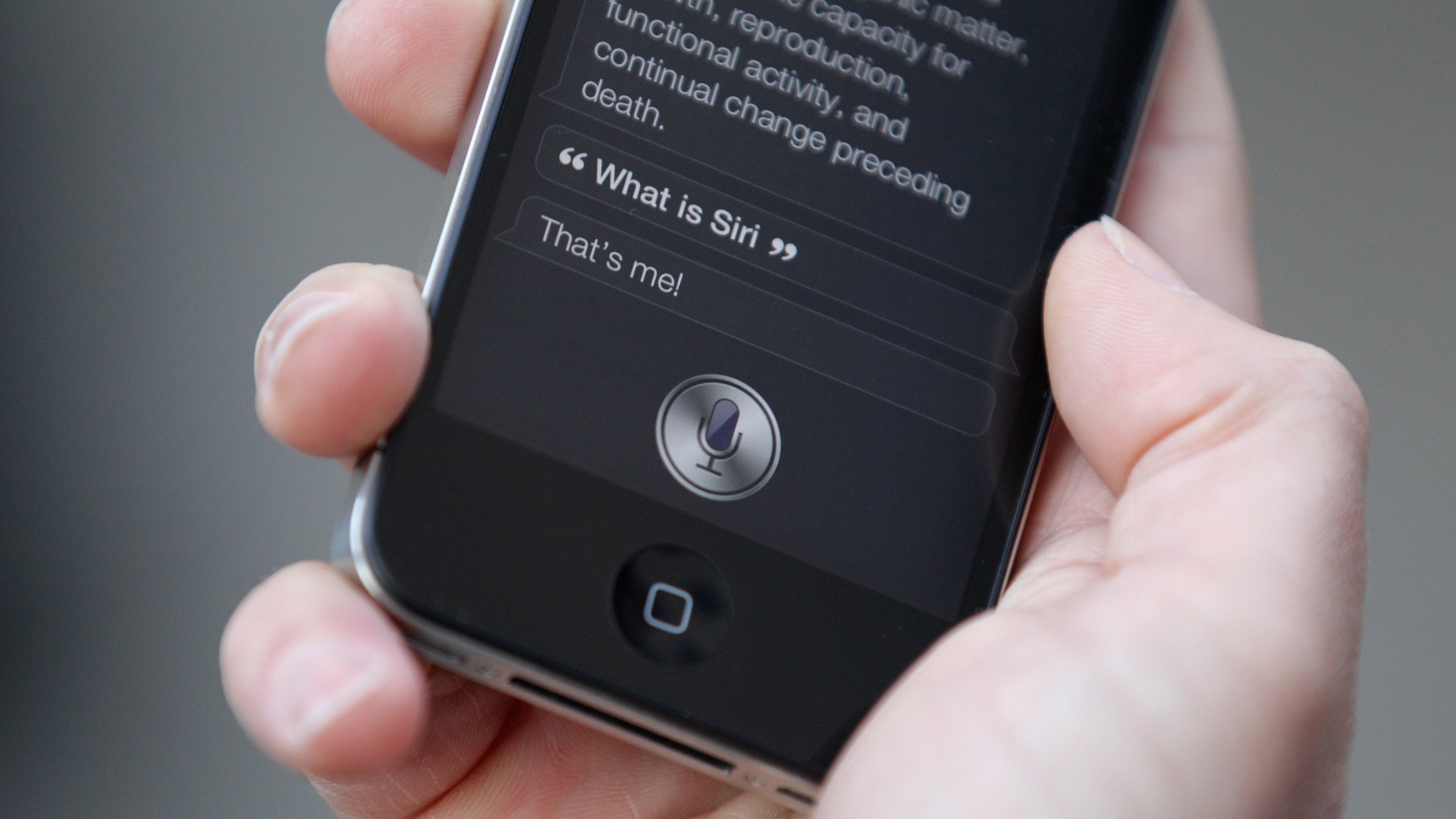 A man uses 'Siri' on the iPhone 4S on Oct. 14, 2011, in London, England. (Credit: Oli Scarff/Getty Images)