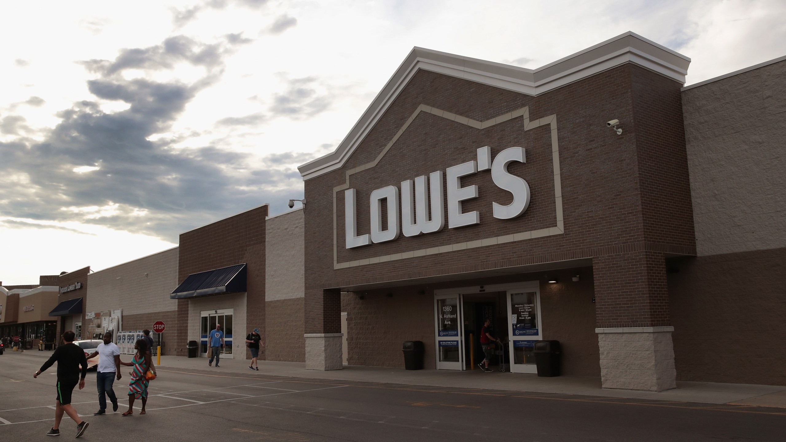 A Lowe's home improvement store is seen on July 25, 2017, in Chicago, Illinois. (Credit: Scott Olson/Getty Images)