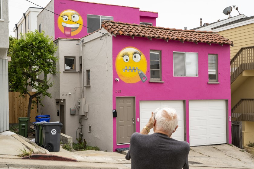 A pink home on 39th Street in Manhattan Beach features two emojis in this 2019 photo. (Credit: Kent Nishimura / Los Angeles Times)