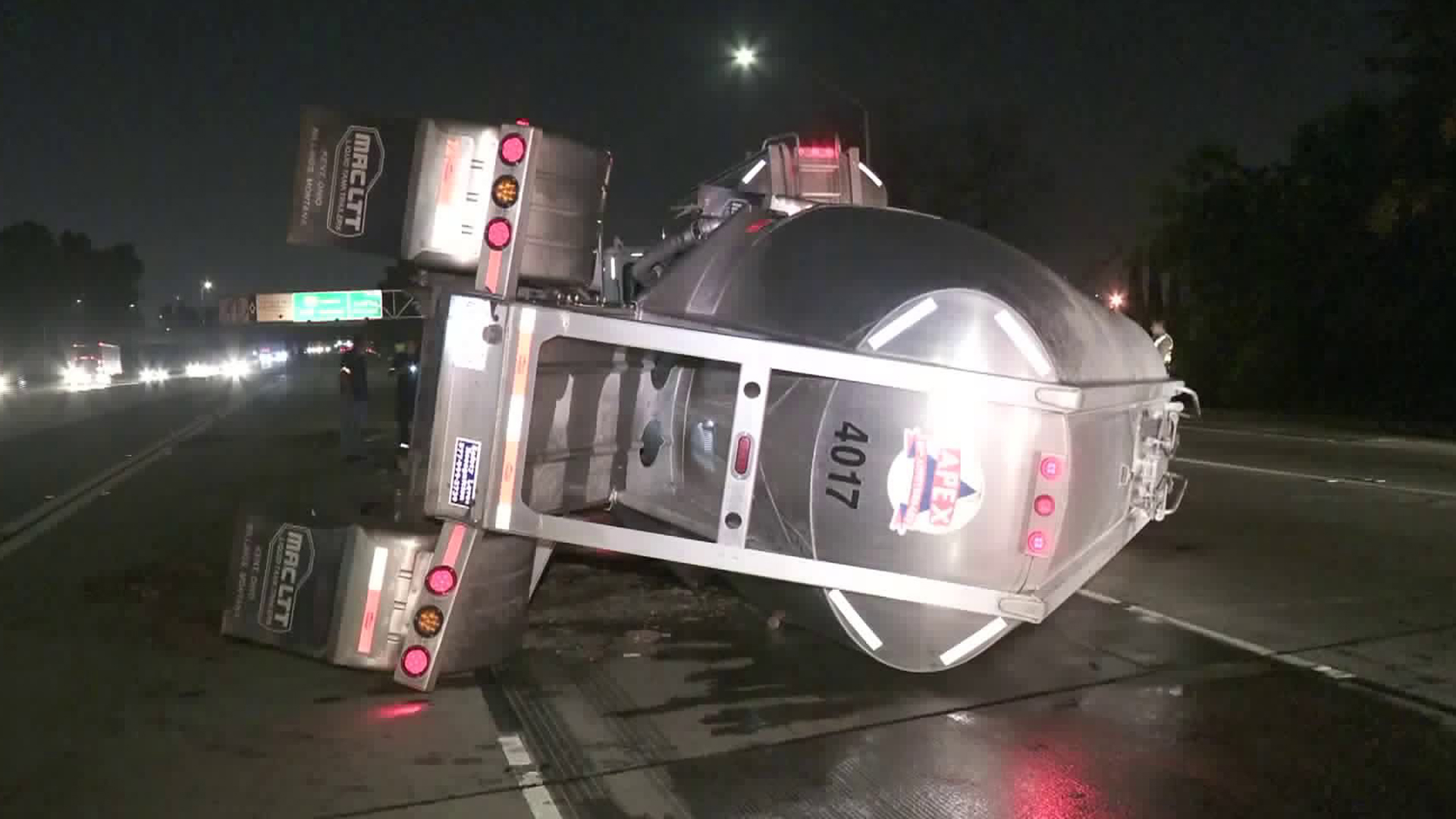 An overturned big rig blocked traffic on the southbound 605 Freeway through the Avocado Heights area on Sept. 24, 2019. (Credit: KTLA)