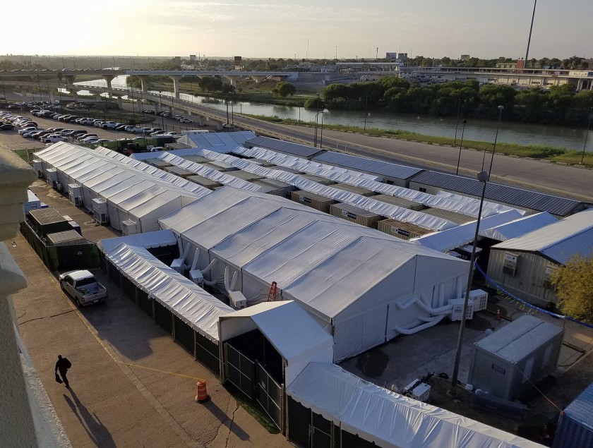 Immigration court tents built along the Texas border with Mexico that will be closed to outside observers.(Credit: Molly Hennessy-Fiske/Los Angeles Times)