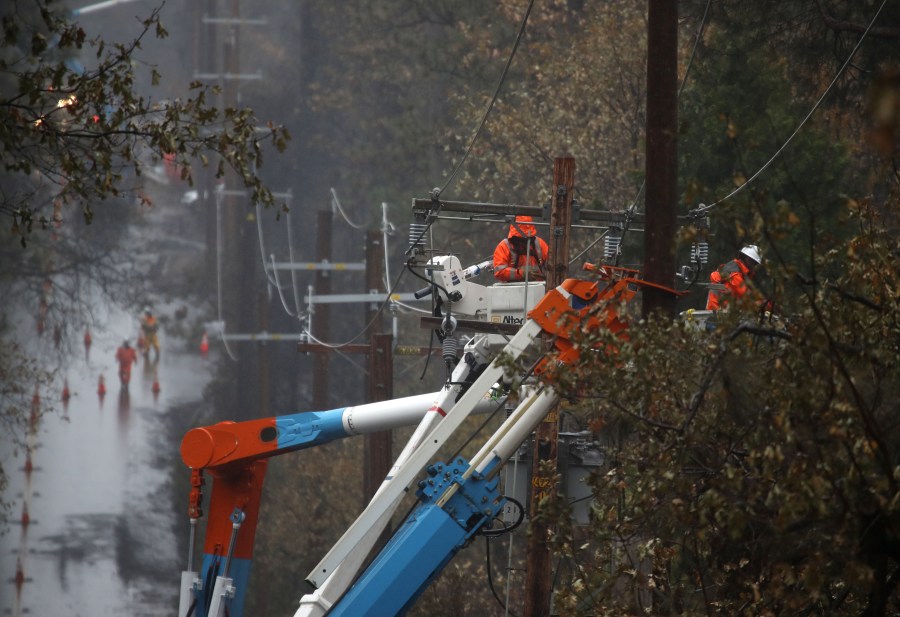 PG&E crews repair power lines that were destroyed by the Camp Fire on November 21, 2018 in Paradise.(Credit: Justin Sullivan/Getty Images)