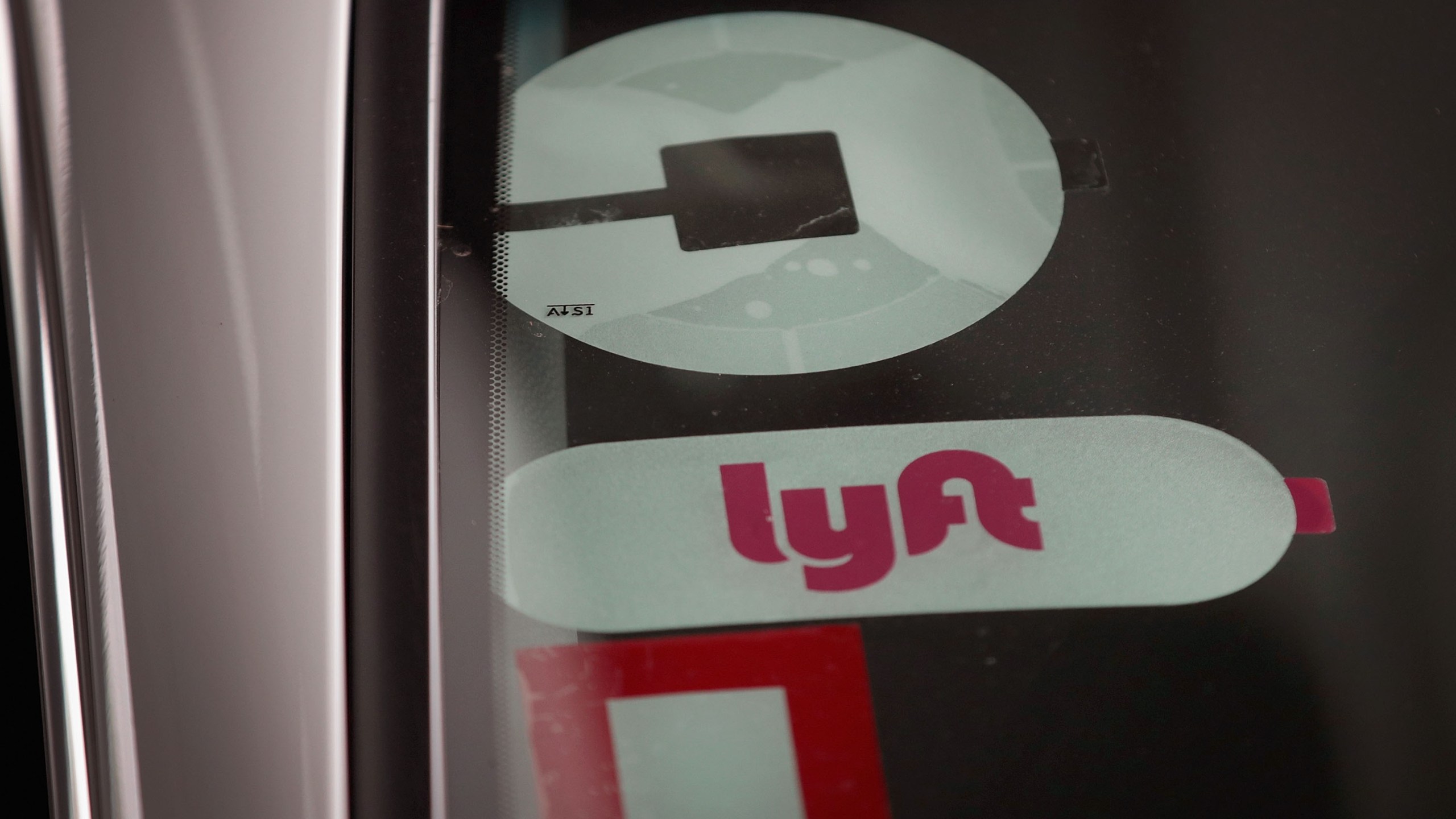 A ride share driver picks up passengers at O'Hare Airport on April 10, 2019 in Chicago, Illinois. (Credit: Scott Olson/Getty Images)