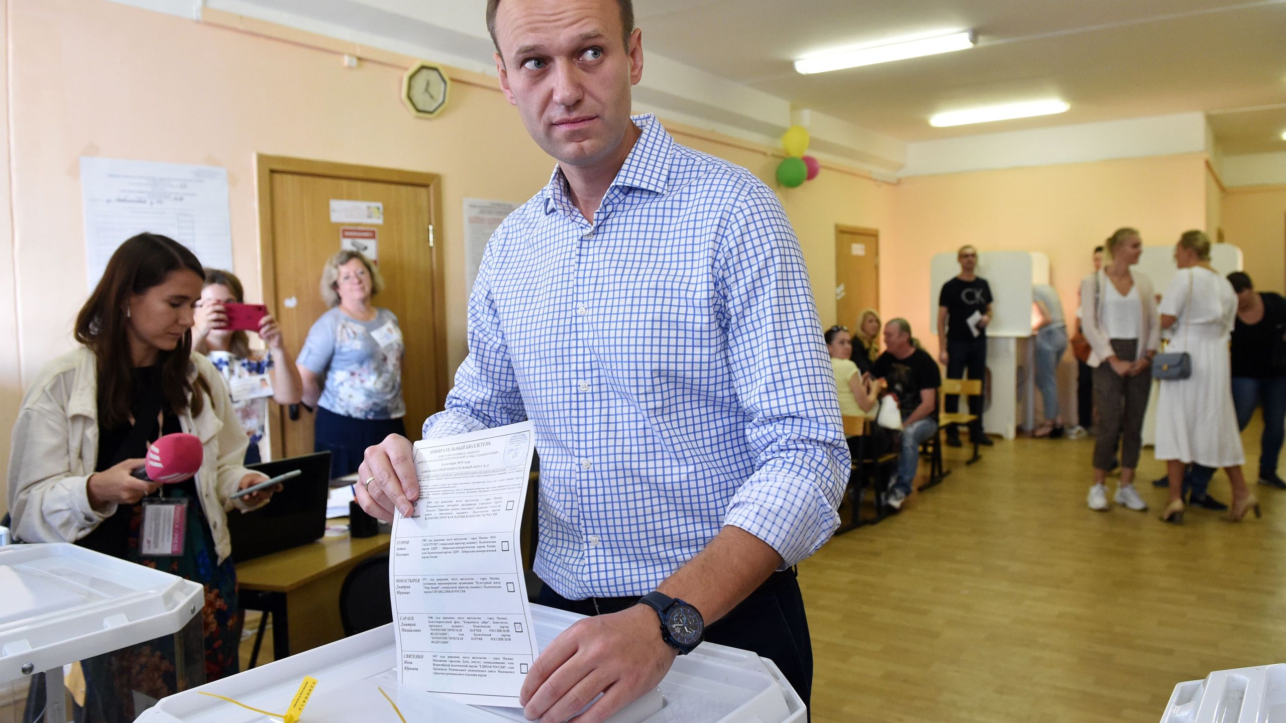 Russian opposition activist Alexei Navalny casts his vote at a polling station during to the Moscow city Duma election in Moscow, Russia on Sept. 8, 2019. (Credit: VASILY MAXIMOV/AFP/Getty Images)