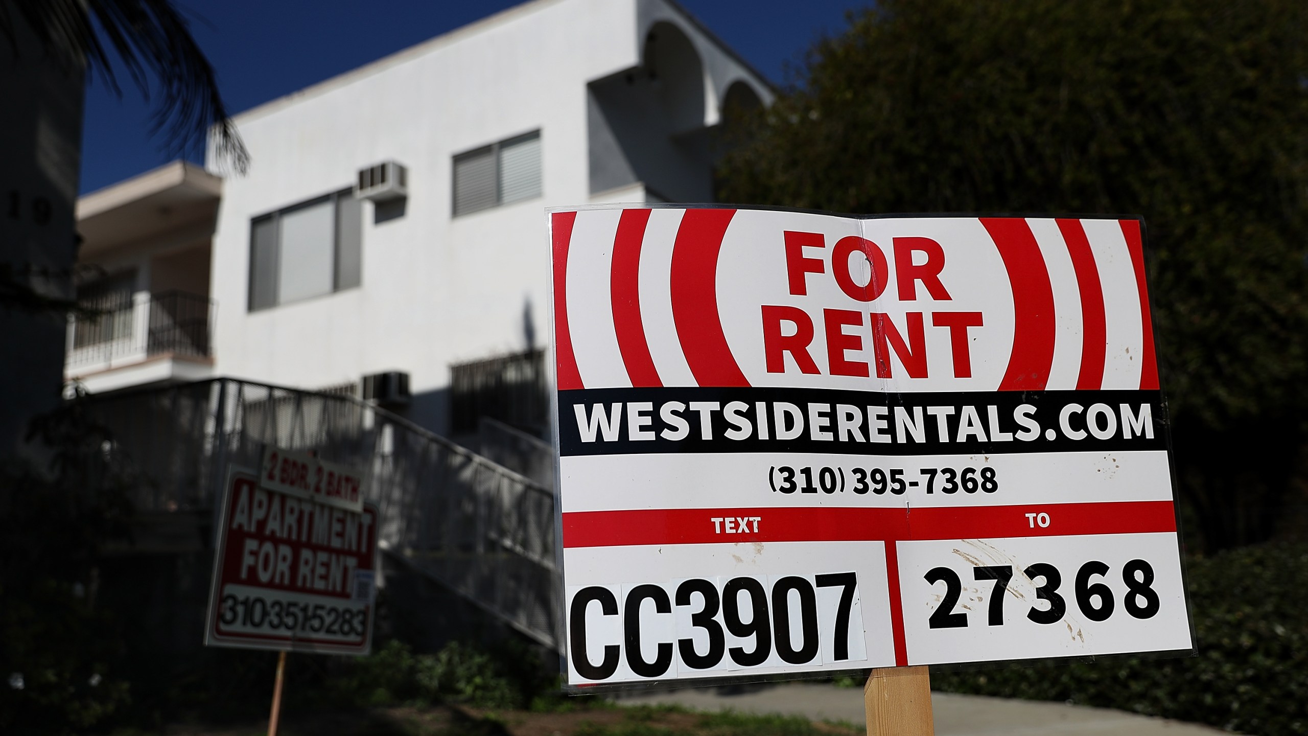 A for rent sign is posted in front of a Los Angeles apartment building on Feb. 1, 2017. (Justin Sullivan / Getty Images)