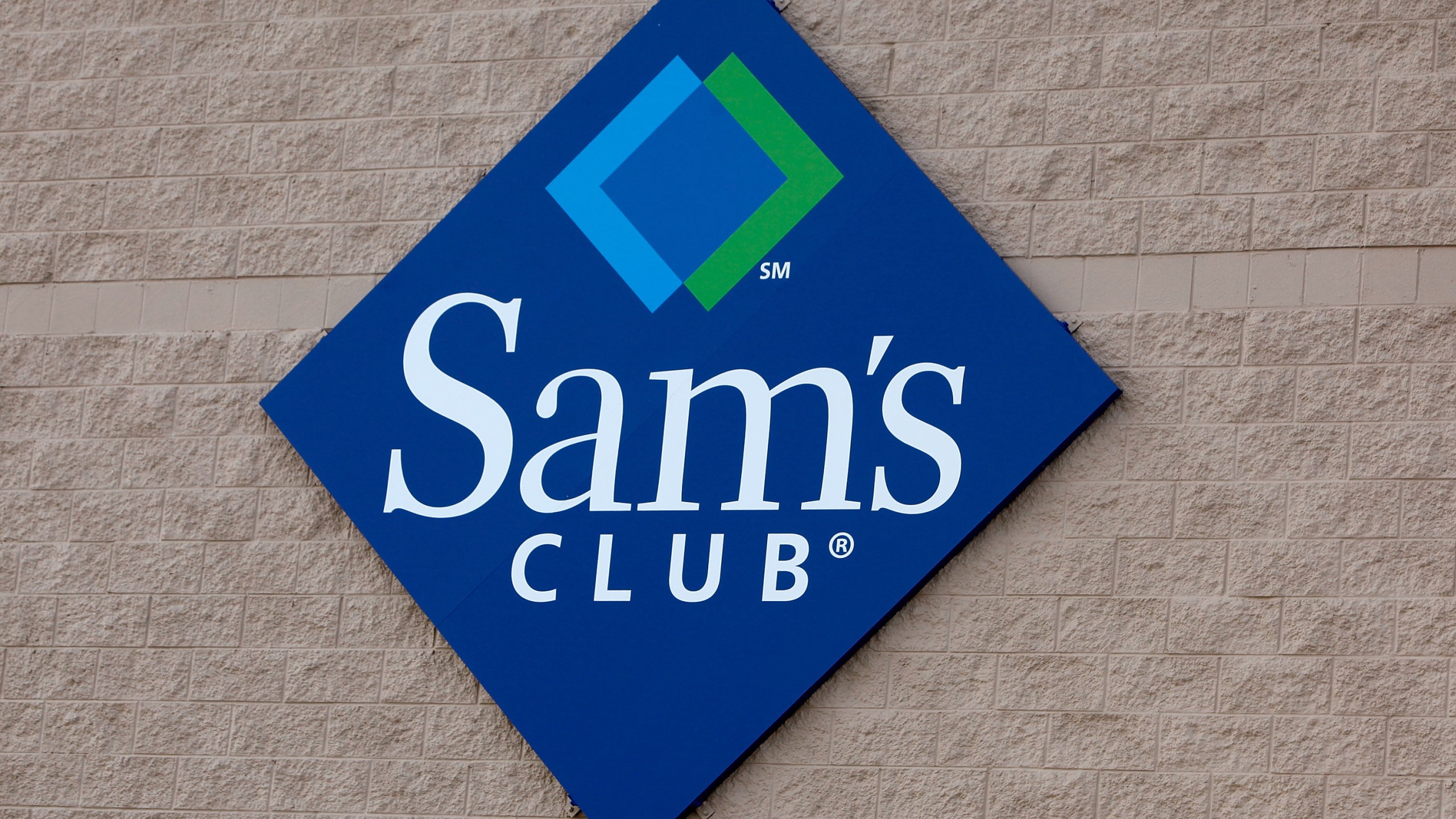 A sign hangs on the side of a Sam's Club store Jan. 12, 2010 in Rolling Meadows, Illinois. (Credit: Scott Olson/Getty Images)