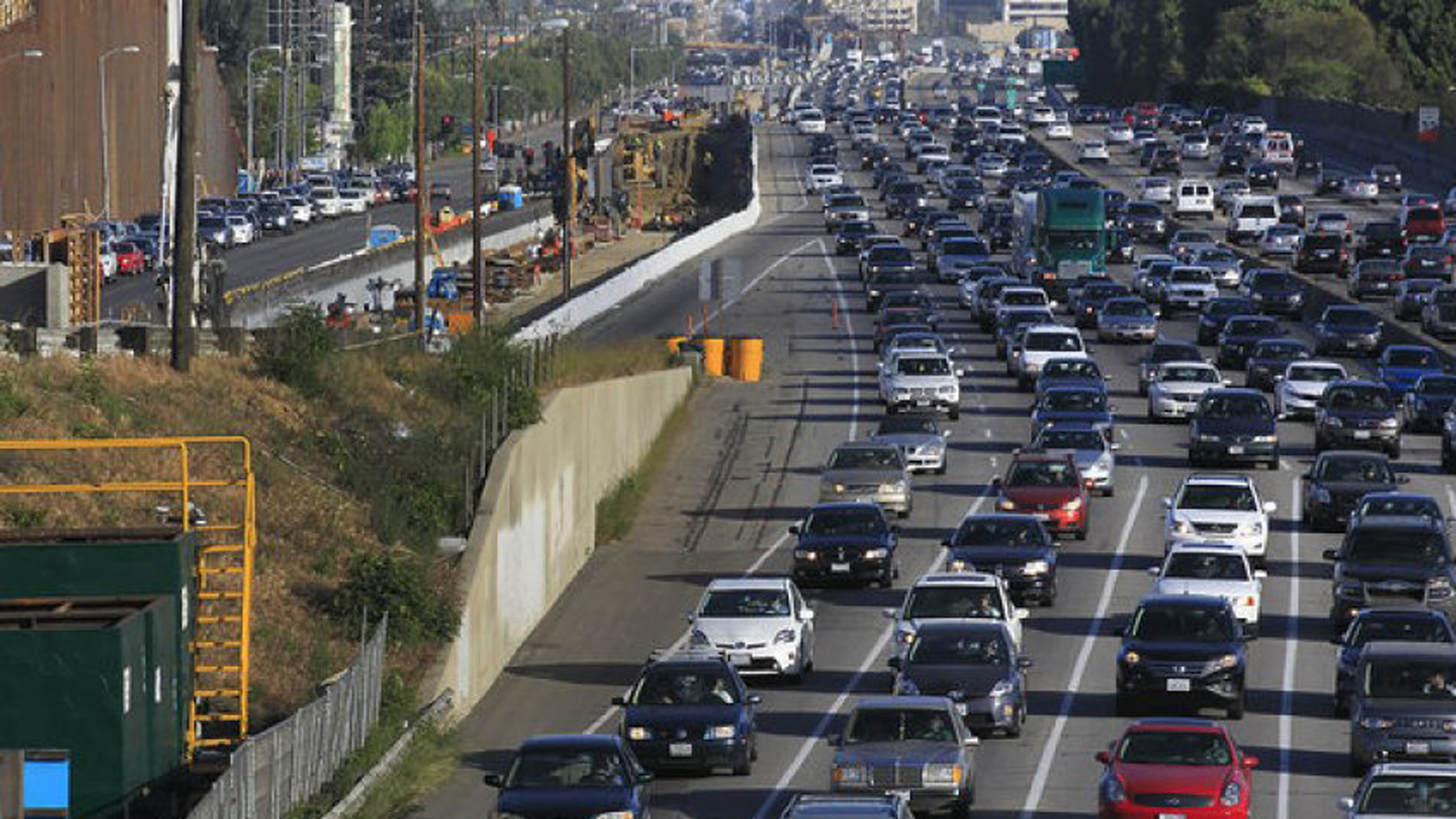 Traffic crawls along the northbound 405 Freeway during rush hour in Westwood in this undated photo.(Credit: Brian van der Brug / Los Angeles Times)