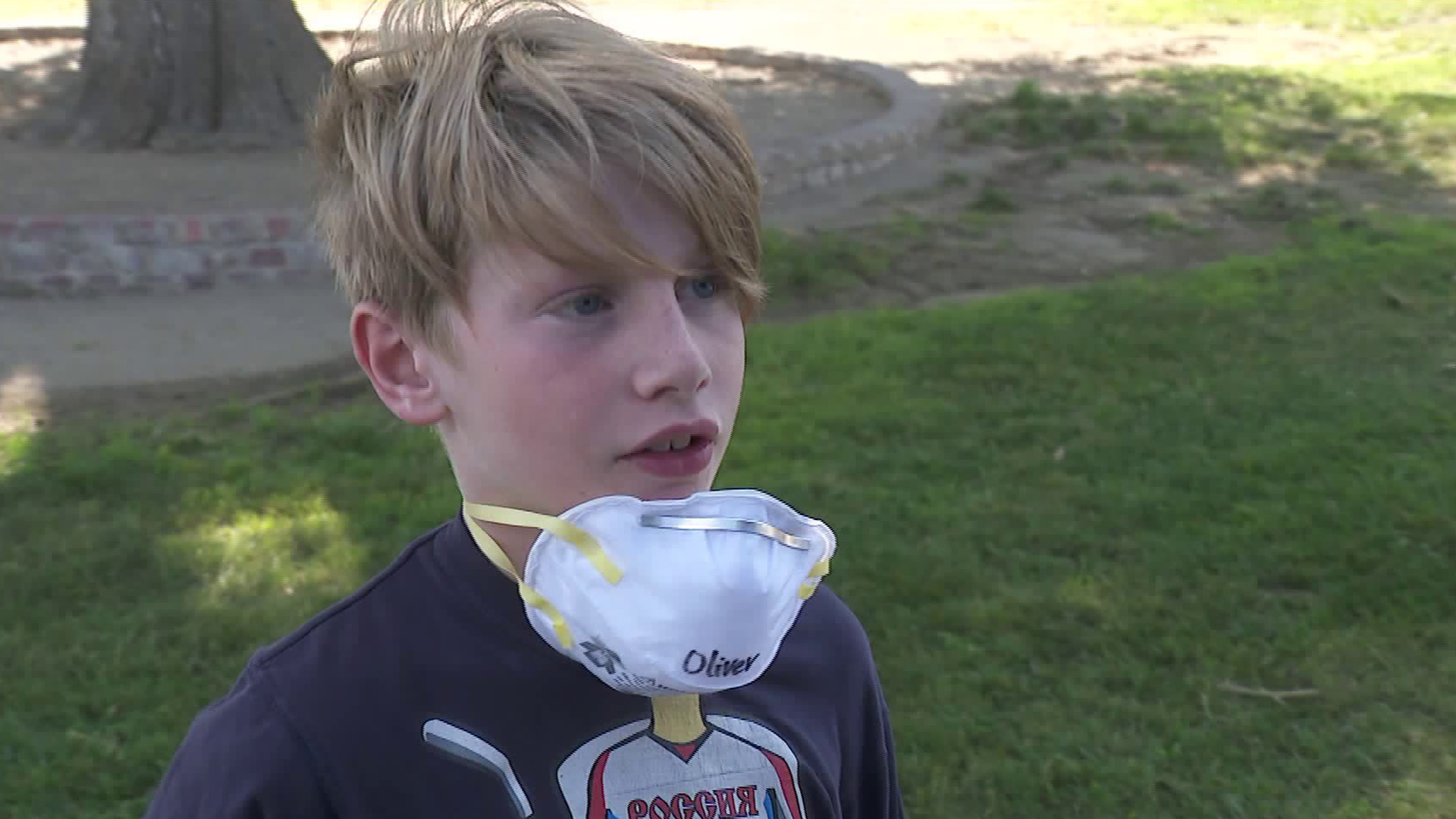 A Porter Ranch student wears a mask handed out at his school on Oct. 14, 2019. (Credit: KTLA)