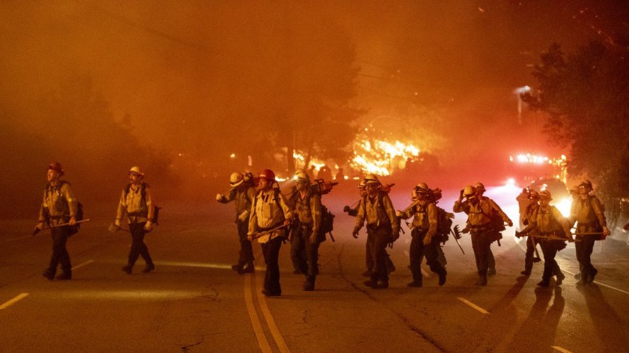 Firefighters head out for brush work along Sepulveda Blvd. in the Sepulveda Pass as the Getty fire as it burns in Los Angeles.(Credit: Brian van der Brug/Los Angeles Times)