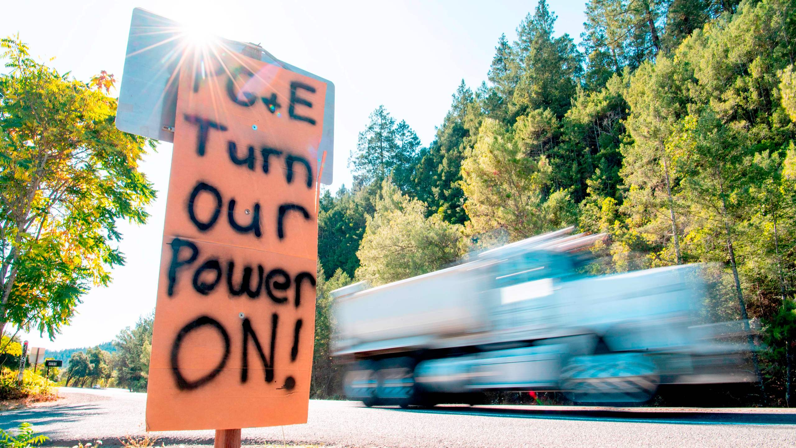 A sign calling for PG&E to turn the power back on is seen on the side of the road during a statewide blackout in Calistoga, Calif., on Oct. 10, 2019. (Credit: JOSH EDELSON/AFP via Getty Images)