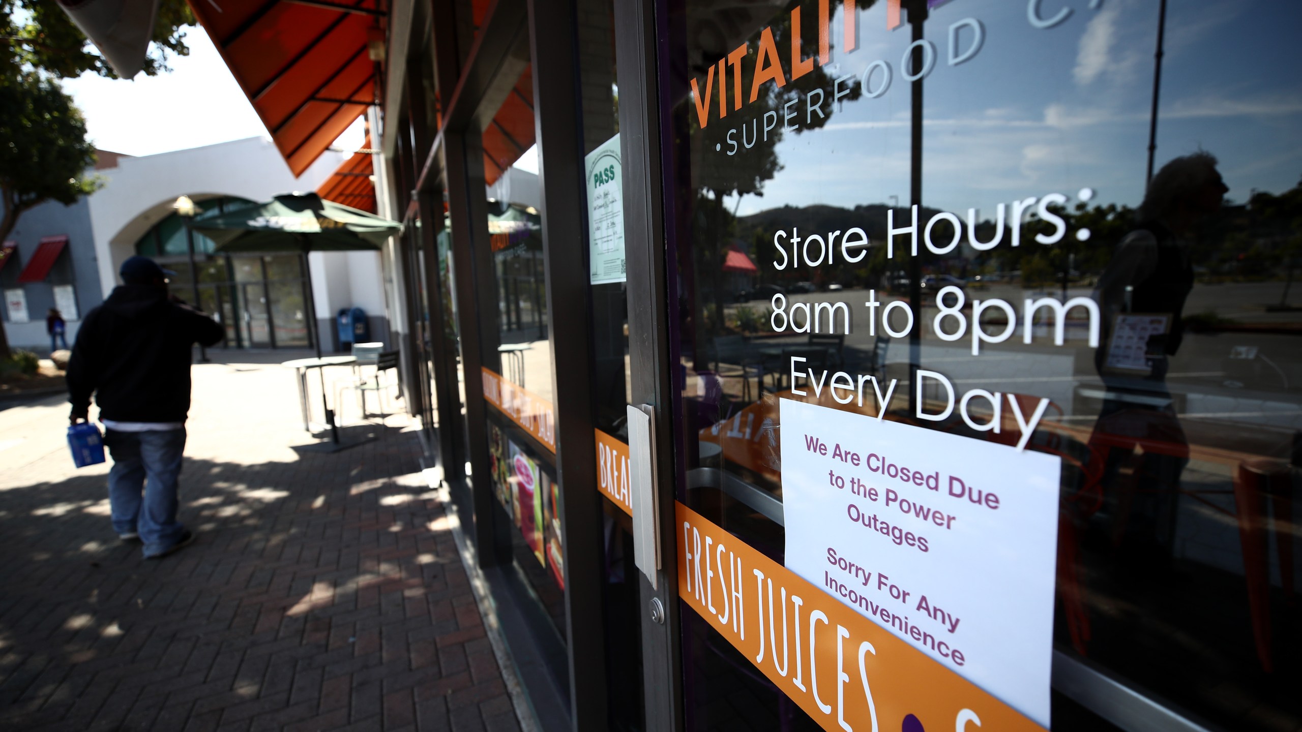 A sign posted on the door of Vitality Bowls cafe announces closure due to power outages on Oct. 10, 2019 in Marin City, California. (Credit: Ezra Shaw/Getty Images)