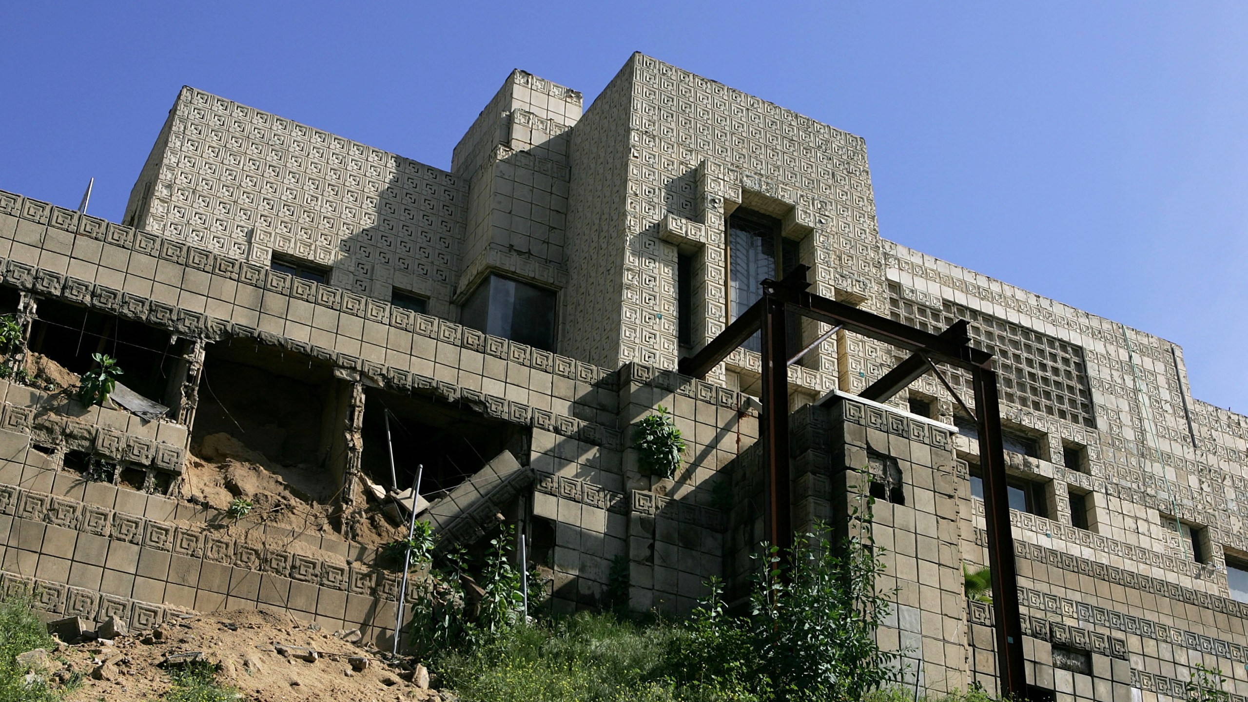 A deteriorating section of the Ennis-Brown House, designed by architect Frank Lloyd Wright in 1924 in Los Feliz, is seen in this March 7, 2005 photo. (Credit: Justin Sullivan/Getty Images)