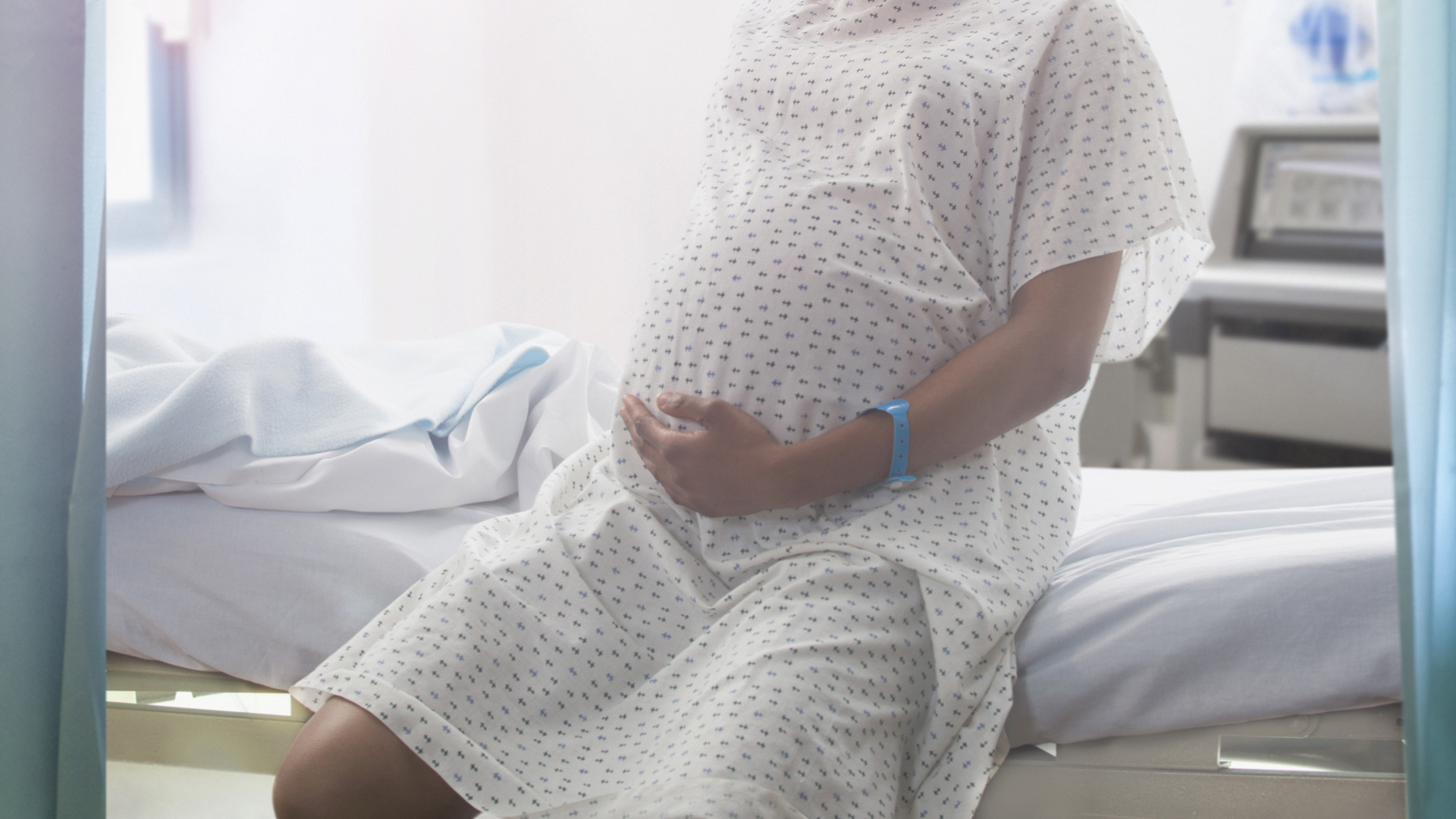 A pregnant woman sits on a hospital bed in this file image. (Credit: Getty Images)