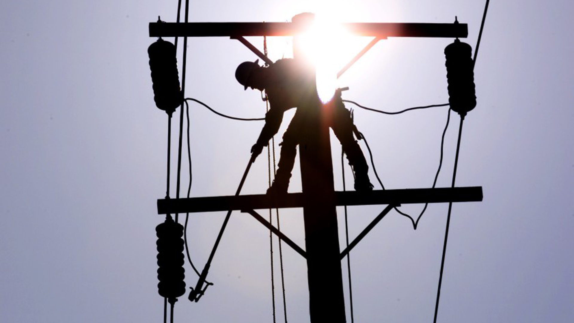 A Southern California Edison lineman grounds a power line in La Habra.(Credit: Los Angeles Times)