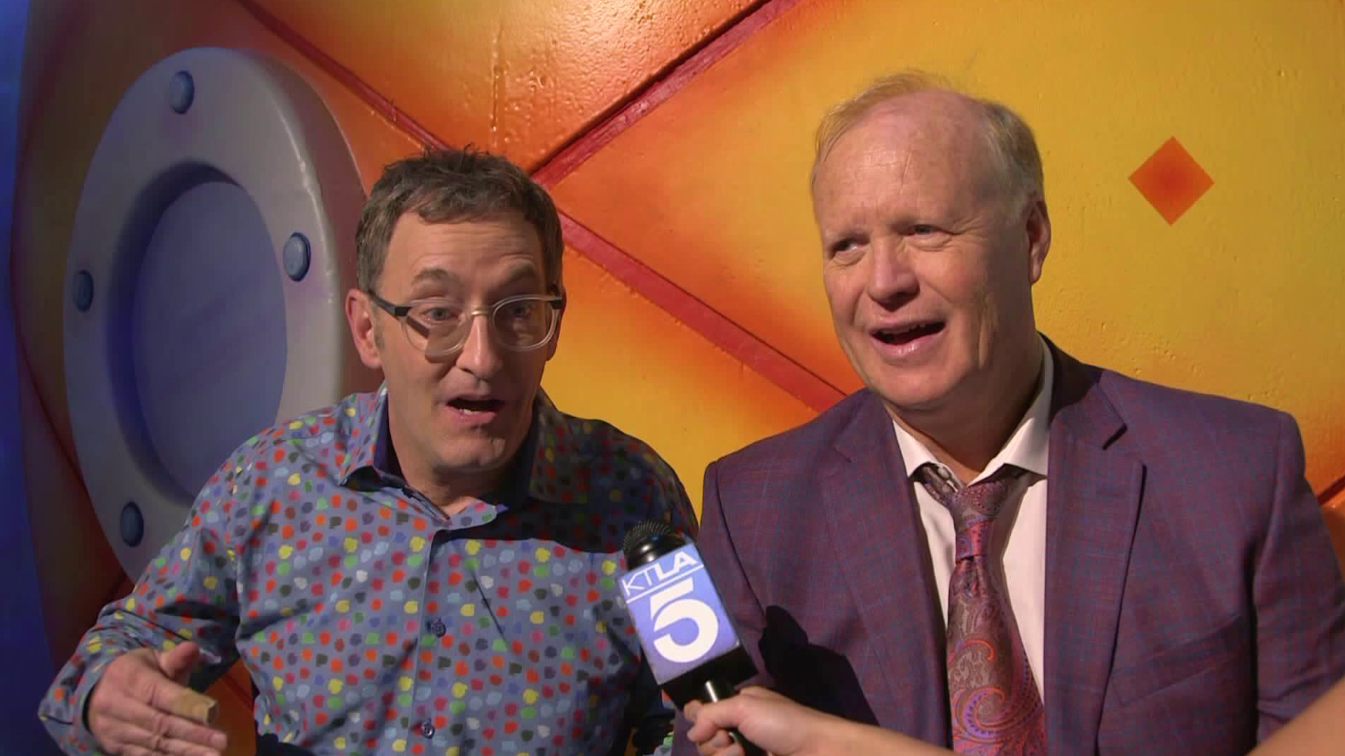 "SpongeBob SquarePants" voice actors Tom Kenny and Bill Fagerbakke entertain at the Bikini Bottom Experience pop-up in Hollywood in October 2019. (Credit: KTLA)