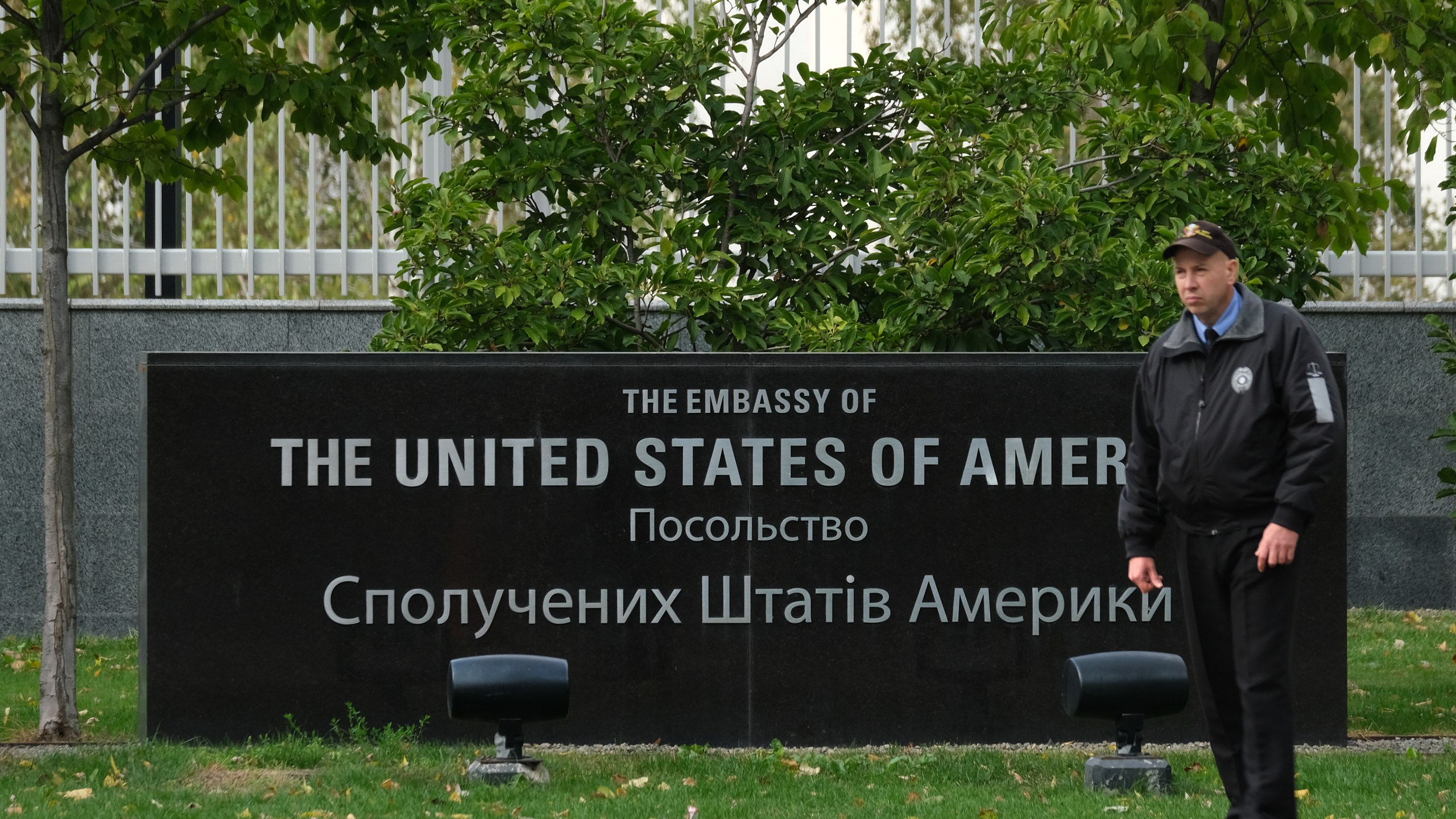 A security guard stands outside the embassy of the United States of America on Oct. 1, 2019 in Kiev, Ukraine. (Credit: Sean Gallup/Getty Images)