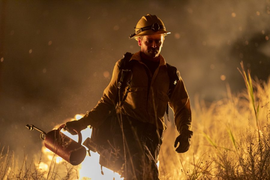 A firefighter uses a drip torch to start a backfire while battling the Maria Fire on Nov. 1, 2019 near Somis. (Credit: David McNew/Getty Images)