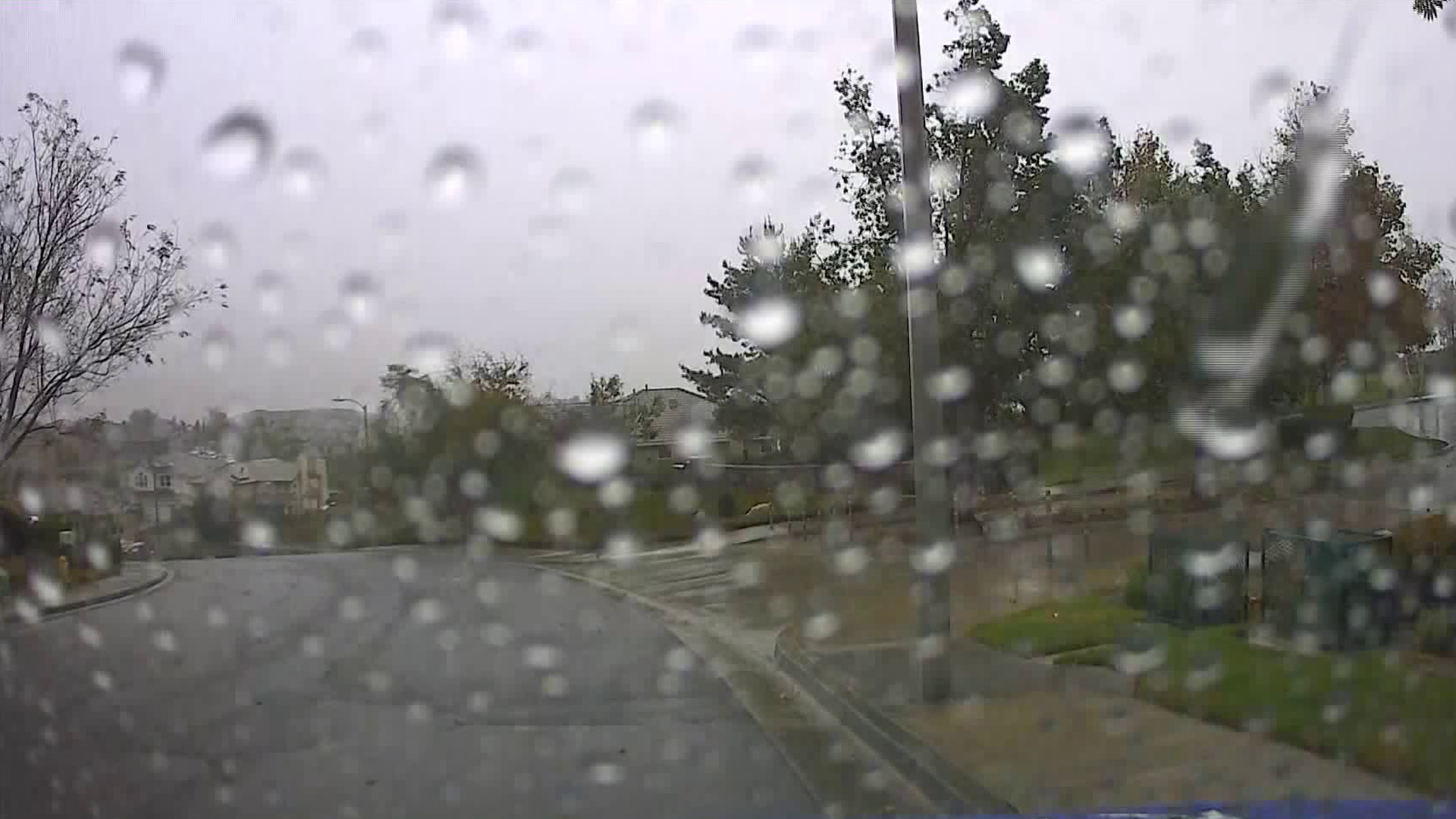 Rain fell in the Santa Clarita area on Nov. 27, 2019. (Credit: KTLA)