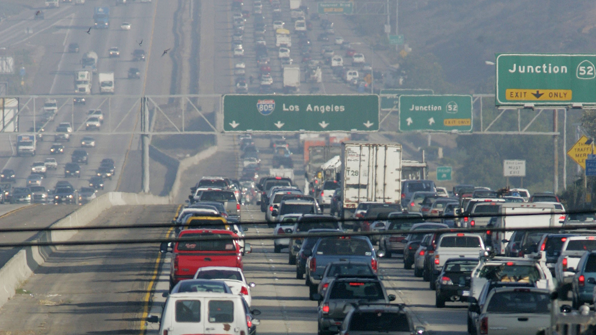 Rush-hour traffic lumbers along the I-5 Freeway on Aug. 31, 2006, in San Diego. (Credit: Sandy Huffaker/Getty Images)