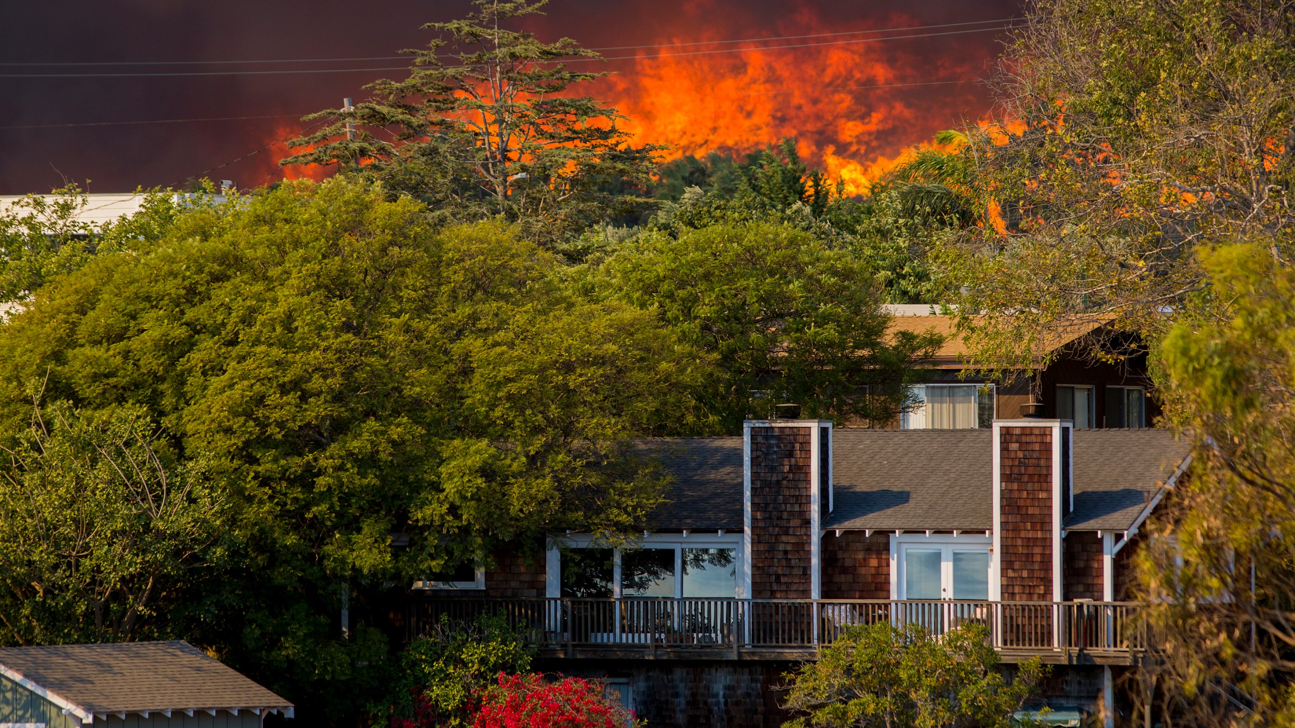 The Woolsey Fire approaches homes on Nov. 9, 2018 in Malibu. (Credit: David McNew/Getty Images)