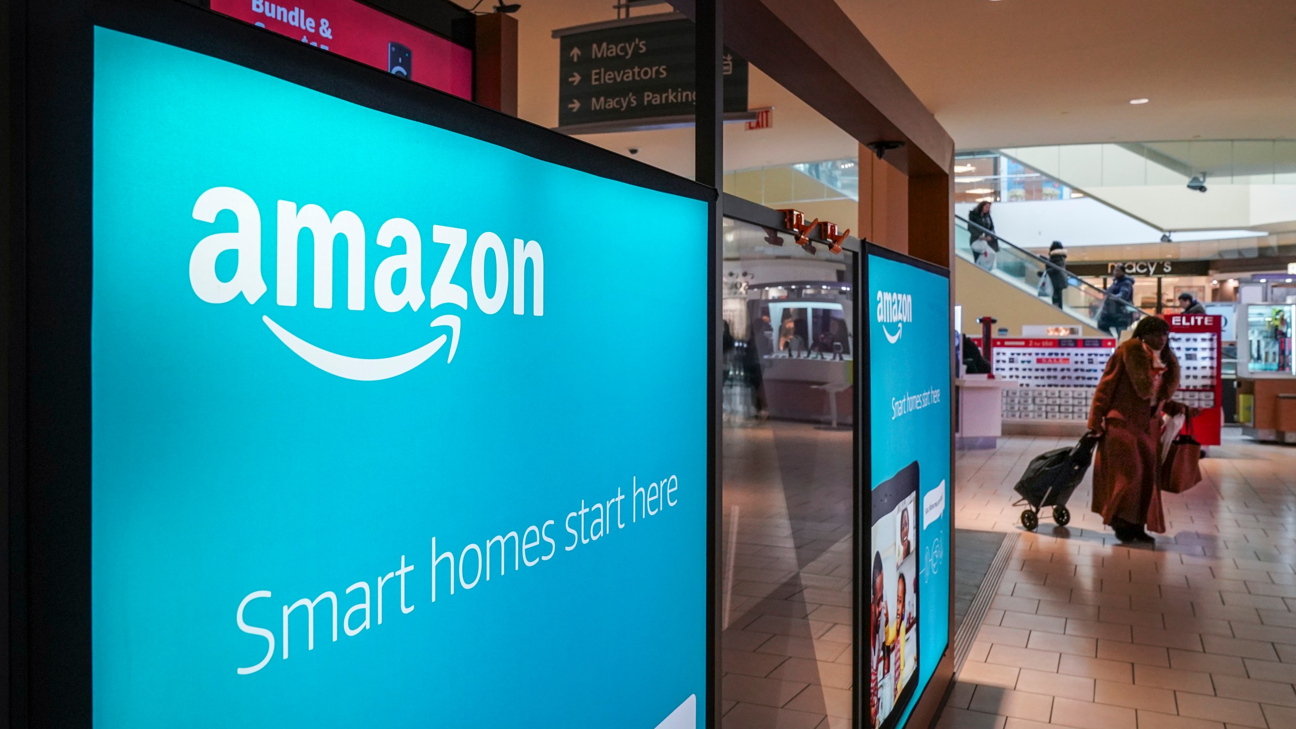 0An Amazon Pop-Up kiosk-style store stands inside the Queens Center Shopping Mall, March 7, 2019 in the Queens borough of New York City. (Credit: Drew Angerer/Getty Images)