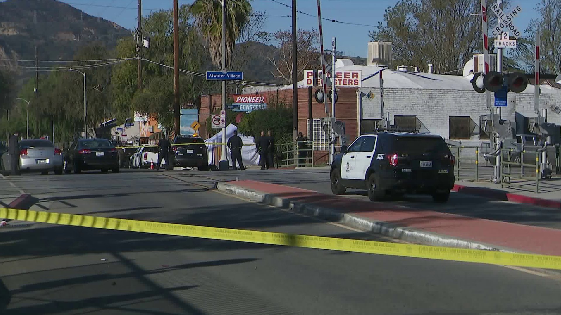 Police respond to a homicide in Atwater Village on Jan. 6, 2019. (Credit: KTLA)