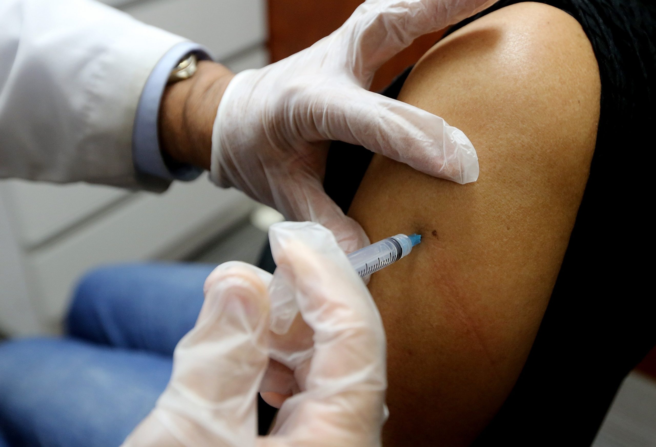 A patient gets the influenza vaccine at a Manhattan pharmacy on Jan. 14, 2013, in New York City. (Credit: Mario Tama/Getty Images)